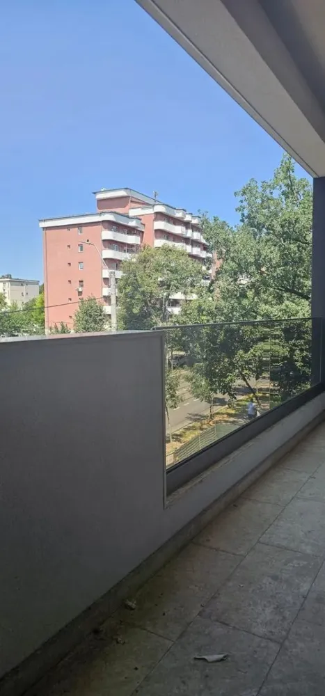 Apartament 2 camere, 52 mp utili, finisaje premium, incalzire in pardoseala - MAG Invest va propune spre vanzare un apartament cu 2 camere, avand 52 mp utili, situat intr-un imobil modern, realizat la standarde ridicate de calitate si confort. Constructia beneficiaza de pereti exteriori din caramida Porotherm si pereti interiori din BCA, asigurand o buna izolare termica si fonica. Imobilul este prevazut cu ALA – adapost de protectie civila, oferind un plus de siguranta. Apartamentul poate fi personalizat dupa preferintele clientului, fiind dotat cu centrala termica individuala, incalzire in pardoseala, aer conditionat Inverter si bai complet echipate. Confortul este completat de tamplarie Salamander Tripan, glafuri din marmura si contorizare individuala pentru apa, gaz si curent. Spatiile comune sunt amenajate la standarde premium, cu scari si casa scarii placate cu marmura, lift modern, video interfon si curte privata inchisa, supravegheata video. Sunt disponibile locuri de parcare subterane si supraterane. Apartamentul este disponibil spre vanzare la etajul 1, la pretul de 139.000 euro. Pentru preturi, disponibilitati si informatii suplimentare: Ene Liliana – 0746 252 252 MAG Invest }}