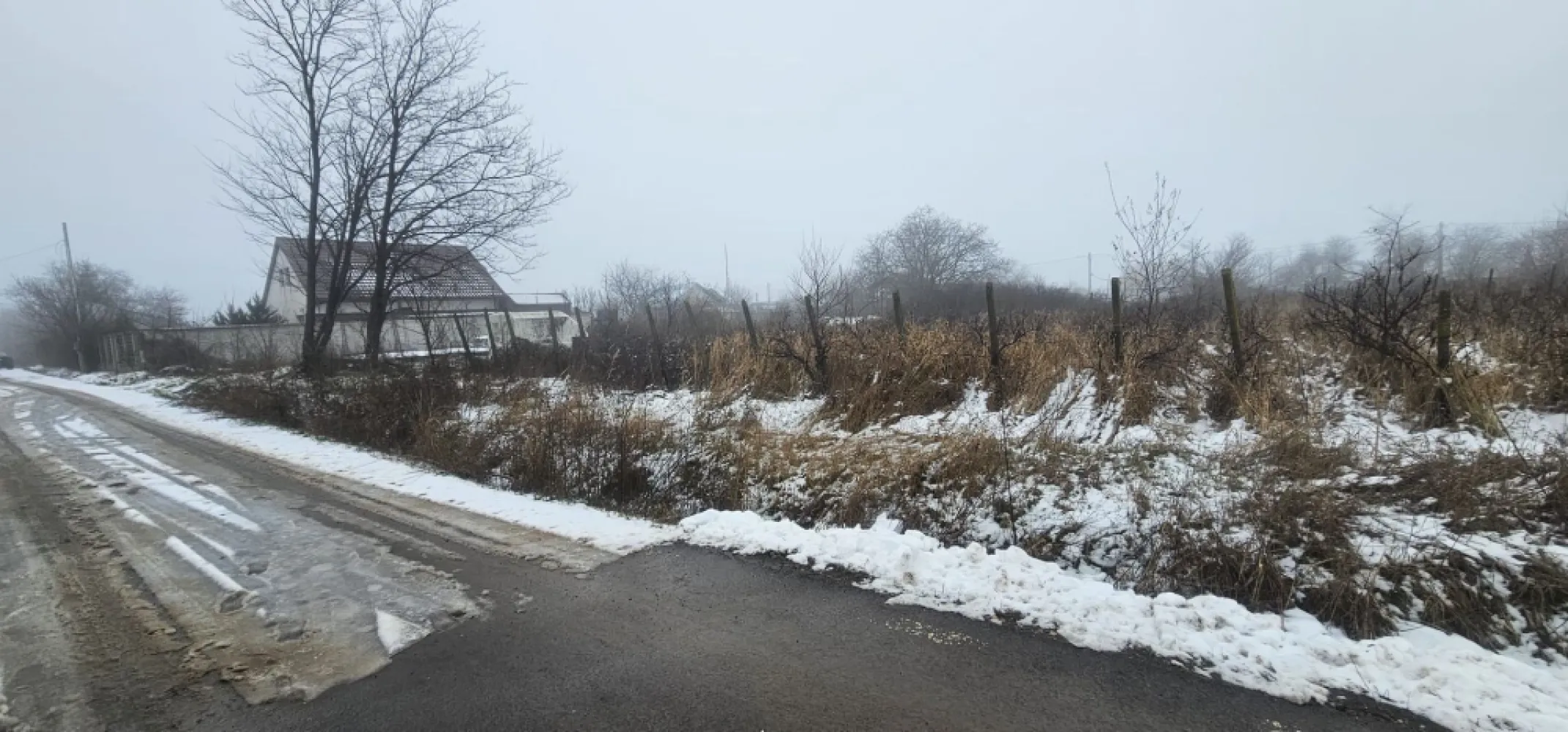 Exclusivitate MAG Invest – Teren 2300 mp Vanatori, ideal investitie - Va propunem spre vanzare un teren intravilan situat in localitatea Vanatori, judetul Galati, cu o suprafata totala de 2300 mp, compus din doua loturi alaturate, ideal pentru investitie sau parcelare in vederea construirii de locuinte individuale. Terenul beneficiaza de deschidere generoasa de 48 ml la drum asfaltat, oferind acces facil si multiple posibilitati de dezvoltare. Utilitatile (gaz, canalizare si electricitate) sunt disponibile la limita proprietatii, un avantaj important pentru viitorii investitori sau proprietari. Datorita amplasarii si configuratiei, proprietatea reprezinta o oportunitate excelenta pentru investitie, fiind pretabila pentru parcelare in loturi de casa. Pret: 42 euro/mp, usor negociabil Proprietatea este oferita in exclusivitate la agentia imobiliara MAG Invest. Actele sunt pregatite pentru vanzare. Se percepe comision de intermediere: 2% + TVA din valoarea de vanzare a terenului. Pentru informatii suplimentare si vizionari: Marian – MAG Invest Telefon: 0740 949 871 }}