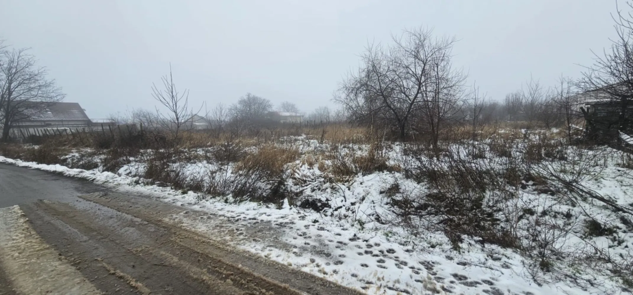 Exclusivitate MAG Invest – Teren 2300 mp Vanatori, ideal investitie - Va propunem spre vanzare un teren intravilan situat in localitatea Vanatori, judetul Galati, cu o suprafata totala de 2300 mp, compus din doua loturi alaturate, ideal pentru investitie sau parcelare in vederea construirii de locuinte individuale. Terenul beneficiaza de deschidere generoasa de 48 ml la drum asfaltat, oferind acces facil si multiple posibilitati de dezvoltare. Utilitatile (gaz, canalizare si electricitate) sunt disponibile la limita proprietatii, un avantaj important pentru viitorii investitori sau proprietari. Datorita amplasarii si configuratiei, proprietatea reprezinta o oportunitate excelenta pentru investitie, fiind pretabila pentru parcelare in loturi de casa. Pret: 42 euro/mp, usor negociabil Proprietatea este oferita in exclusivitate la agentia imobiliara MAG Invest. Actele sunt pregatite pentru vanzare. Se percepe comision de intermediere: 2% + TVA din valoarea de vanzare a terenului. Pentru informatii suplimentare si vizionari: Marian – MAG Invest Telefon: 0740 949 871 }}