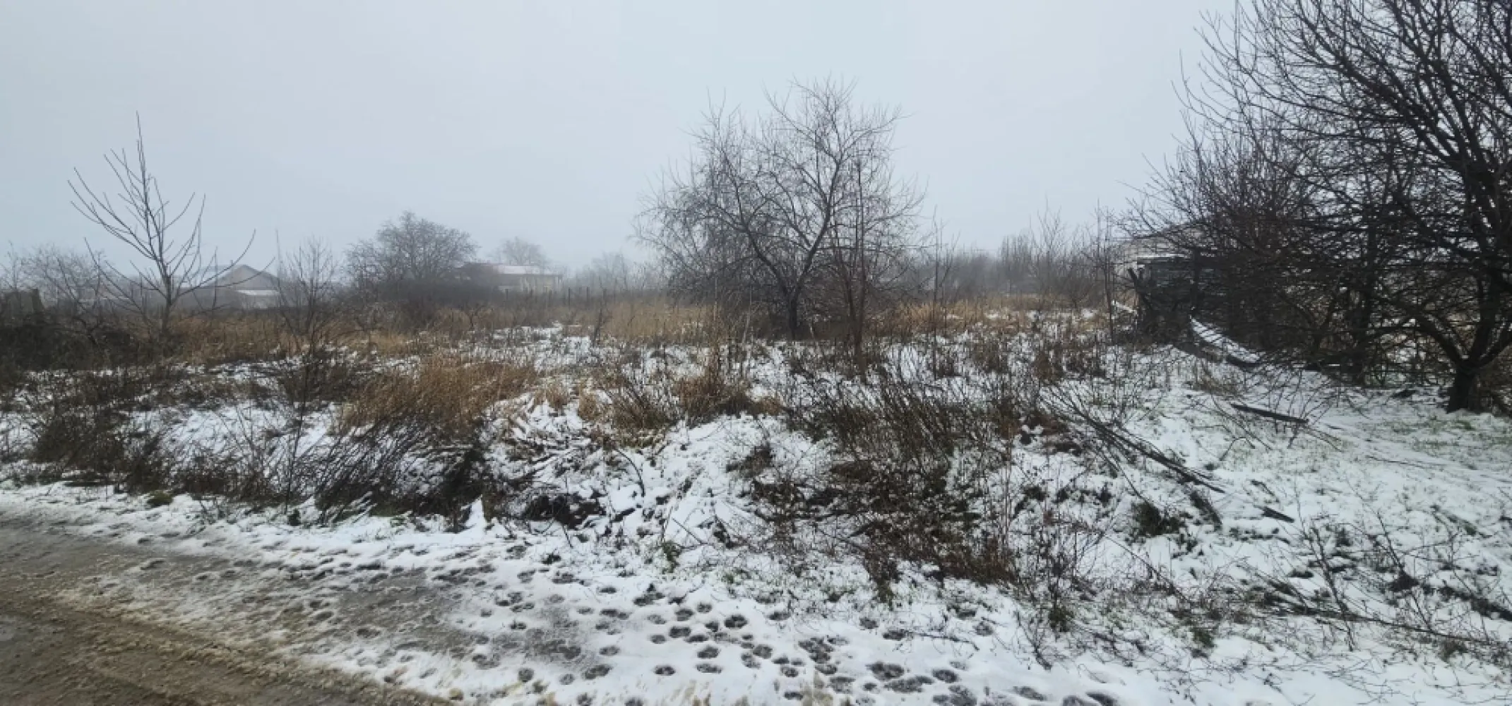 Exclusivitate MAG Invest – Teren 2300 mp Vanatori, ideal investitie - Va propunem spre vanzare un teren intravilan situat in localitatea Vanatori, judetul Galati, cu o suprafata totala de 2300 mp, compus din doua loturi alaturate, ideal pentru investitie sau parcelare in vederea construirii de locuinte individuale. Terenul beneficiaza de deschidere generoasa de 48 ml la drum asfaltat, oferind acces facil si multiple posibilitati de dezvoltare. Utilitatile (gaz, canalizare si electricitate) sunt disponibile la limita proprietatii, un avantaj important pentru viitorii investitori sau proprietari. Datorita amplasarii si configuratiei, proprietatea reprezinta o oportunitate excelenta pentru investitie, fiind pretabila pentru parcelare in loturi de casa. Pret: 42 euro/mp, usor negociabil Proprietatea este oferita in exclusivitate la agentia imobiliara MAG Invest. Actele sunt pregatite pentru vanzare. Se percepe comision de intermediere: 2% + TVA din valoarea de vanzare a terenului. Pentru informatii suplimentare si vizionari: Marian – MAG Invest Telefon: 0740 949 871 }}