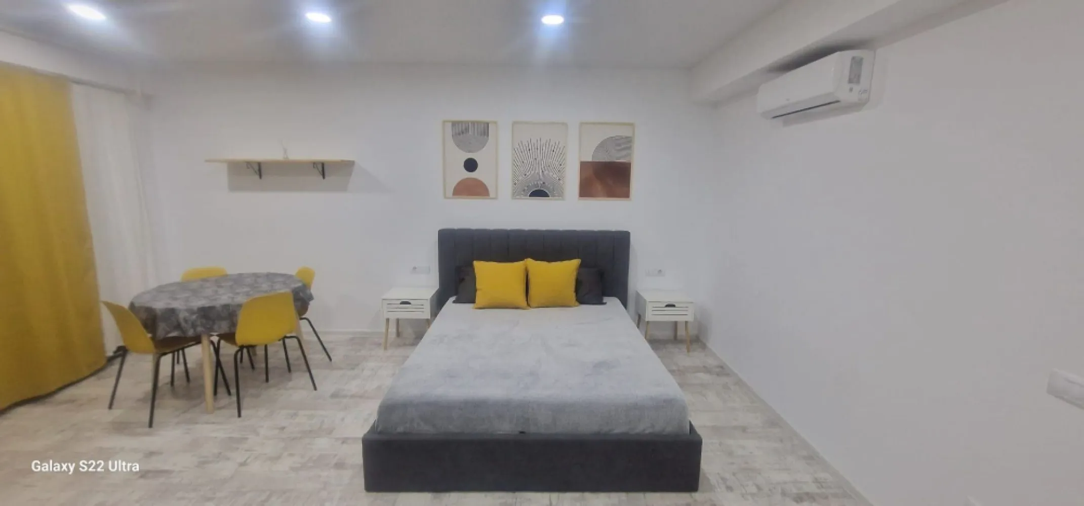 Apartament 1 camera Central Park – mobilat complet, parcare asigurata - Va propunem spre inchiriere un apartament cu 1 camera, situat in complexul rezidential Central Park Galați, intr-o zona moderna, sigura si bine conectata la punctele de interes ale orasului. Apartamentul beneficiaza de o compartimentare eficienta, este luminos si ofera un nivel ridicat de confort. Locuinta dispune de balcon, incalzire in pardoseala inclusiv in baie, precum si finisaje premium. Se inchiriaza complet mobilat si utilat, avand bucatarie complet echipata, masina de spalat, TV si baie moderna, fiind gata pentru mutare imediata. Un avantaj important il reprezinta locul de parcare inclus, precum si parcarea pazita, cu supraveghere video 24/7, oferind siguranta si liniste chiriasului. Chirie: 420 euro/luna Garantie: 420 euro Pentru mai multe detalii si programarea unei vizionari: Contact 0746.252.252 - Liliana Ene, consilier imobiliar Mag Invest }}