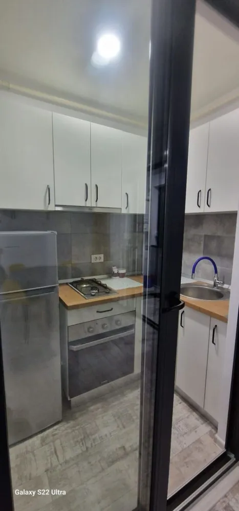 Apartament 1 camera Central Park – mobilat complet, parcare asigurata - Va propunem spre inchiriere un apartament cu 1 camera, situat in complexul rezidential Central Park Galați, intr-o zona moderna, sigura si bine conectata la punctele de interes ale orasului. Apartamentul beneficiaza de o compartimentare eficienta, este luminos si ofera un nivel ridicat de confort. Locuinta dispune de balcon, incalzire in pardoseala inclusiv in baie, precum si finisaje premium. Se inchiriaza complet mobilat si utilat, avand bucatarie complet echipata, masina de spalat, TV si baie moderna, fiind gata pentru mutare imediata. Un avantaj important il reprezinta locul de parcare inclus, precum si parcarea pazita, cu supraveghere video 24/7, oferind siguranta si liniste chiriasului. Chirie: 420 euro/luna Garantie: 420 euro Pentru mai multe detalii si programarea unei vizionari: Contact 0746.252.252 - Liliana Ene, consilier imobiliar Mag Invest }}