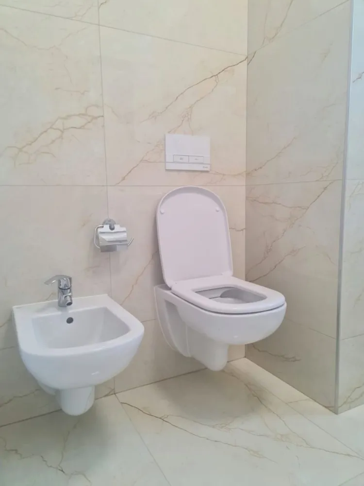 Exclusiv MAG Invest: Apartament 68 mp, parcare inclusă | 0% comision - EXCLUSIVITATE MAG INVEST | COMISION 0% PENTRU CUMPĂRĂTOR Preț: 152.000 € Te invităm să descoperi un apartament modern și elegant, situat în cadrul noului ansamblu rezidențial Roka Concept, un proiect premium, construit în 2022, dedicat confortului, siguranței și calității vieții. Detalii apartament: Suprafață: 68 mp Etaj: 1 An construcție: 2022 Mobilat și utilat complet, cu mobilier realizat pe comandă Loc de parcare inclus în preț Caracteristici principale: Încălzire în pardoseală, pentru un confort termic superior Finisaje de înaltă calitate, materiale premium Baie complet echipată, design modern Aer condiționat Inverter, eficient energetic Tâmplărie Salamander Tripan, izolare termică și fonică excelentă Centrală termică proprie, cu control individual al consumului Contorizare individuală pentru apă, gaz și energie electrică Lift Schindler, acces facil și sigur Video interfon Curte privată închisă, spațiu verde supravegheat video Locație excelentă: Apartamentul este amplasat într-o zonă liniștită, dar foarte bine conectată, având acces rapid la: Parc Mall Piață Școli și grădinițe Spital Supermarketuri Mijloace de transport în comun Această proprietate este ideală atât pentru locuire proprie, cât și pentru investiție, datorită poziției, calității construcției și dotărilor premium. 📞 Pentru mai multe informații sau programarea unei vizionări: Liliana Ene – 0746 252 252 MAG Invest – Exclusivitate | Comision 0% pentru cumpărător }}