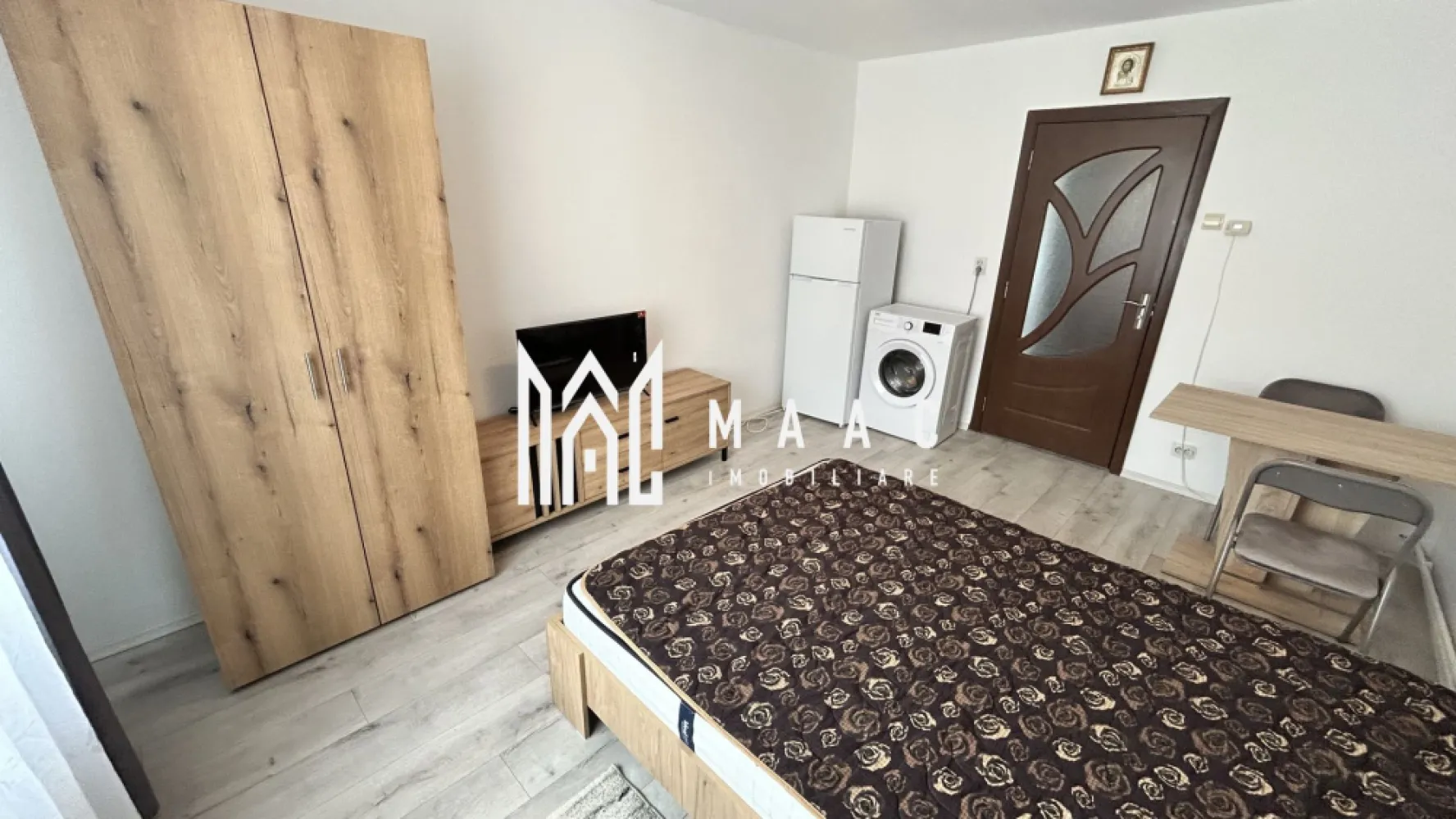Garsonieră modernă | Mobilată și utilată | Ștefan cel Mare - Maac Imobiliare prezintă spre închiriere o garsonieră cochetă, complet mobilată și utilată modern, situată pe strada Ștefan cel Mare, chiar lângă stația de autobuz, cu acces facil către centrul orașului și principalele facultăți.

 Suprafață utilă: 22 mp
 Compartimentare eficientă
 Bucătărie separată, complet echipată, cu geam pentru ventilație naturală
 Baie dotată complet
 Încălzire prin centrală termică proprie pe gaz

 Zona este foarte bine deservită de mijloace de transport în comun și oferă toate facilitățile necesare unui stil de viață confortabil: magazine (Profi, Simpa), farmacii, sală de fitness și altele.

 Condiții de închiriere:
– Se percepe garanție în cuantumul unei chirii lunare
– Nu se acceptă fumători și animale de companie
– Se închiriază pe termen lung

Garsoniera este ideală pentru o persoană care caută un spațiu funcțional și modern într-o zonă accesibilă.

Pentru mai multe detalii sau pentru a programa o vizionare vă rugăm să ne contactați specificând ID: CP2656429
