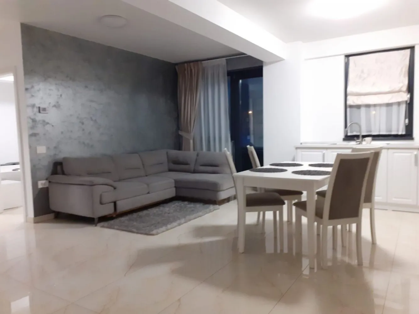 Apartament modern de închiriat în ansamblul Roka Concept, Micro 17 - Te invităm să descoperi acest apartament modern, situat în cadrul noului ansamblu rezidențial Roka Concept, un proiect dedicat confortului și calității vieții. Chirie: 640 euro/lună Garanție: 640 euro Comision agentie: 70% din prima luna de chirie Detalii apartament: Suprafață: 68 mp Etaj: 1 An construcție: 2022 Mobilat și utilat complet (mobilier pe comandă) Caracteristici principale: Încălzire în pardoseală pentru confort termic optim Finisaje de înaltă calitate, materiale premium Baie complet echipată, modernă Aer condiționat Inverter pentru un climat plăcut Tâmplărie Salamander Tripan pentru izolare termică și fonică Centrală termică proprie, control individual al costurilor de încălzire Contorizare individuală pentru apă, gaz și electricitate Lift Schindler pentru acces facil Loc de parcare - inclus în preț Video interfon pentru siguranță și control al accesului Curte privată închisă, spațiu verde supravegheat video Locație: Apartamentul se află într-o zonă liniștită, dar centrală, la doar câțiva pași de: - Parc, Mall, Piață, Școli și grădinițe, Spital, Supermarketuri, Mijloace de transport în comun Nu rata șansa de a deveni chiriaș al acestei locuințe de vis! Pentru mai multe informații sau pentru programarea unei vizionări, te rugăm să ne contactezi. Contact 0746.252.252-Liliana Ene }}