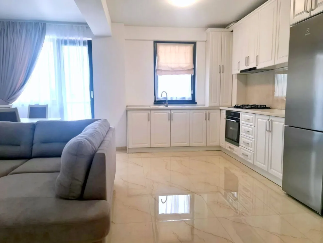 Apartament modern de închiriat în ansamblul Roka Concept, Micro 17 - Te invităm să descoperi acest apartament modern, situat în cadrul noului ansamblu rezidențial Roka Concept, un proiect dedicat confortului și calității vieții. Chirie: 640 euro/lună Garanție: 640 euro Comision agentie: 70% din prima luna de chirie Detalii apartament: Suprafață: 68 mp Etaj: 1 An construcție: 2022 Mobilat și utilat complet (mobilier pe comandă) Caracteristici principale: Încălzire în pardoseală pentru confort termic optim Finisaje de înaltă calitate, materiale premium Baie complet echipată, modernă Aer condiționat Inverter pentru un climat plăcut Tâmplărie Salamander Tripan pentru izolare termică și fonică Centrală termică proprie, control individual al costurilor de încălzire Contorizare individuală pentru apă, gaz și electricitate Lift Schindler pentru acces facil Loc de parcare - inclus în preț Video interfon pentru siguranță și control al accesului Curte privată închisă, spațiu verde supravegheat video Locație: Apartamentul se află într-o zonă liniștită, dar centrală, la doar câțiva pași de: - Parc, Mall, Piață, Școli și grădinițe, Spital, Supermarketuri, Mijloace de transport în comun Nu rata șansa de a deveni chiriaș al acestei locuințe de vis! Pentru mai multe informații sau pentru programarea unei vizionări, te rugăm să ne contactezi. Contact 0746.252.252-Liliana Ene }}
