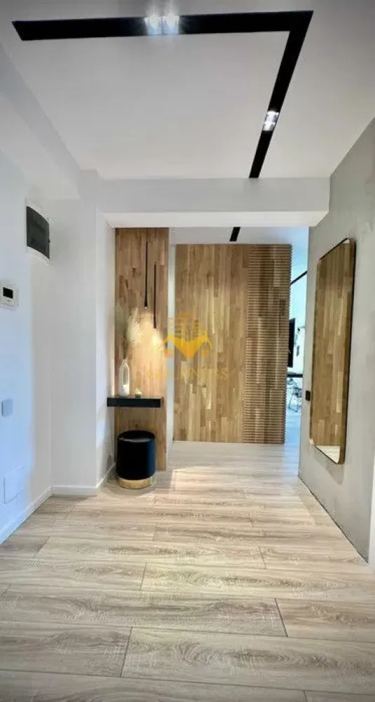 2 camere, 72mp, garaj, bloc nou, Gheogheni, Soporului zona Iulius Mall - GOLDNESS Imobiliare vă propune spre închiriere un apartament cu 2camere complet mobilat și utilat, la etajul 6 într-un imobil de 8 etaje, în Cartierul Gheorgheni, Zona Soporului Dispune de loc de parcare subterana! Se află în apropierea stațiilor de transport în comun, magazine, restaurante, spații verzi, farmacii, etc. Apartamentul este compartimentat astfel: - dormitor cu pat matrimonial, dressing, noptiere - living cu bucatarie open space complet utilată, canapea extensibilă, loc de servit masa - baie cu cabina de dus, calorifer port prosop și dulap pentru depozitare. - balcon de 3 mp. Imobilul este dotat cu toate cele necesare- centrală proprie, mașină de spălat haine, frigider, plită electrică, hotă, etc. Dacă sunteți interesați de acest apartament și doriți să îl vizionați, dar și pentru alte oferte nu ezitați să ne contactați telefonic sau prin e-mail. Vă stăm la dispoziție! Pentru intermediere se percepe un comision de 50% din prețul chiriei! }}