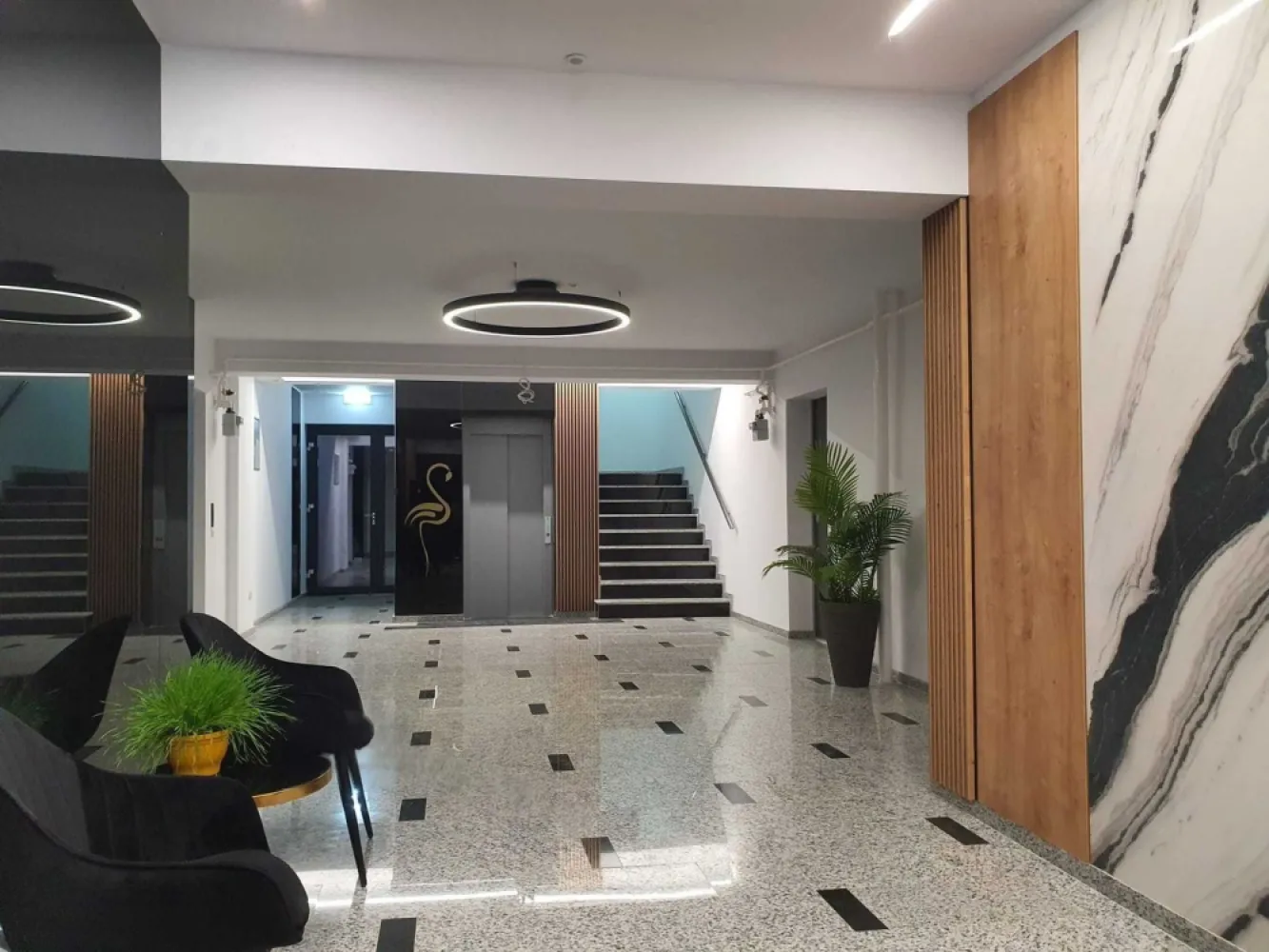 Inchiriere apartament 2 camere,lux, mobilat, loc de joaca si barbeque - Situat in cel mai luxos ansamblu rezidential din Galati, Flamingo Residence, apartamentul combina design modern, confort si rafinament, oferind o atmosfera primitoare datorita comunitatii exclusiviste. Detalii apartament: Mobilat si utilat cu electrocasnice de ultima generatie: plita si hota Franke, cuptor si frigider Samsung, masina de spalat vase incorporabila Whirlpool, masina de spalat rufe cu uscator Samsung. Aer conditionat si centrala termica proprie cu incalzire in pardoseala. Termopane Salamander clasa A cu geam tripan, izolatie termica exterioara si fonica interioara. Fotoliu de relaxare cu masaj. Terasa de 8 mp cu vedere spre Muntii Macin si Podul peste Dunare. Detalii ansamblu Flamingo Residence: Complex inchis, format din doua blocuri pe o suprafata de 4000 mp. Fatade moderne, finisaje de calitate si design elegant. Parcare subterana, ascensor silentios si sigur. Statie de filtrare si dedurizare a apei, Wi-Fi gratuit in lobby. Loc de joaca pentru copii, zone verzi cu irigare automata, foisor acoperit cu mobilier, TV si internet pentru barbeque si relaxare. Sistem video performant de supraveghere pentru securitate maxima. Localizare: Zona Parcul Libertatii, aproape de Piata Centrala si centrul comercial Shopping City Galati. Conditii financiare: Chirie: 590 euro / luna Garantie: 590 euro Comision agentie aplicabil - 50% +TVA din prima luna de chirie Contact: Ene Liliana - 0746.252.252 - Mag Invest }}