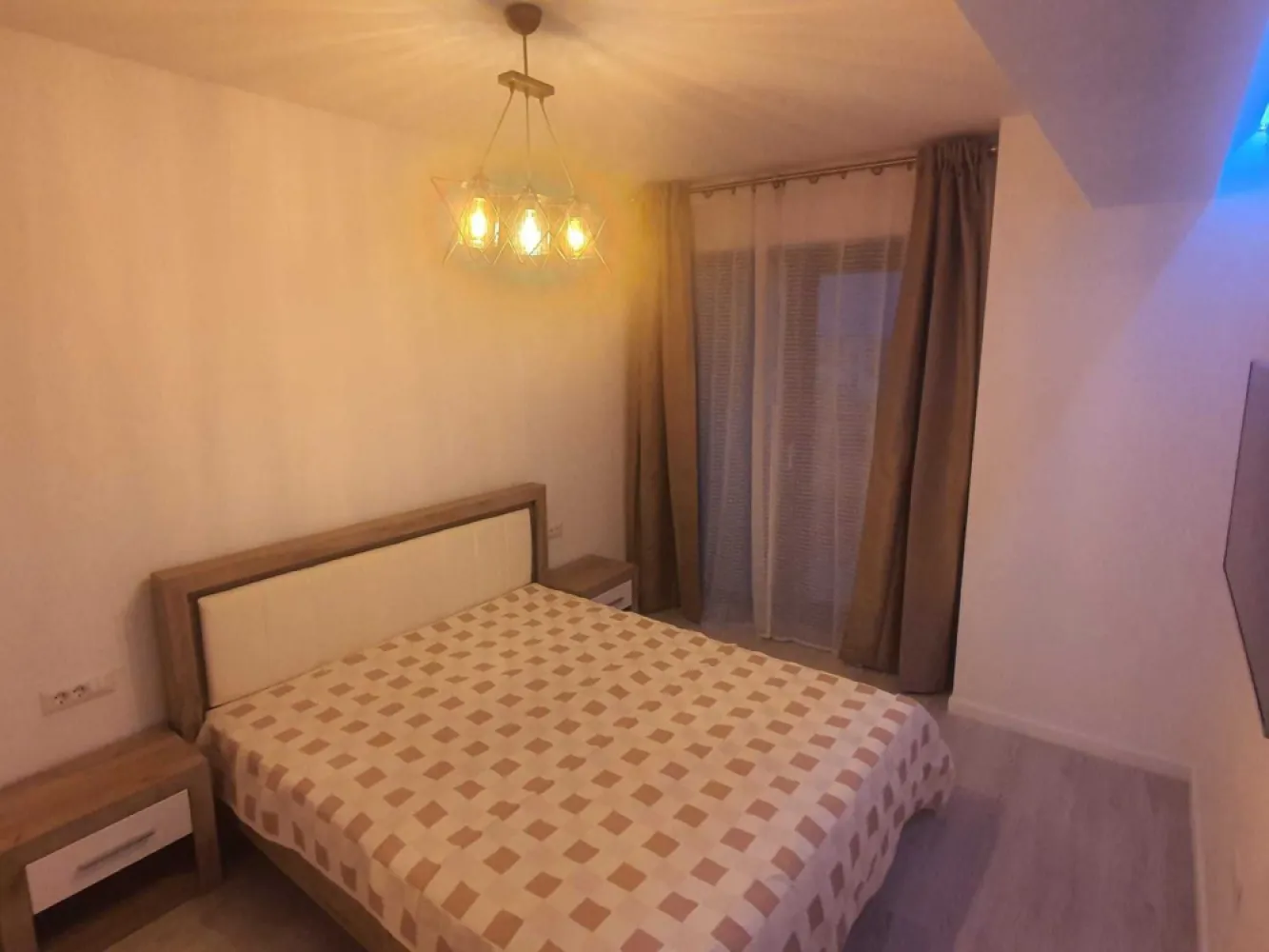 Inchiriere apartament 2 camere,lux, mobilat, loc de joaca si barbeque - Situat in cel mai luxos ansamblu rezidential din Galati, Flamingo Residence, apartamentul combina design modern, confort si rafinament, oferind o atmosfera primitoare datorita comunitatii exclusiviste. Detalii apartament: Mobilat si utilat cu electrocasnice de ultima generatie: plita si hota Franke, cuptor si frigider Samsung, masina de spalat vase incorporabila Whirlpool, masina de spalat rufe cu uscator Samsung. Aer conditionat si centrala termica proprie cu incalzire in pardoseala. Termopane Salamander clasa A cu geam tripan, izolatie termica exterioara si fonica interioara. Fotoliu de relaxare cu masaj. Terasa de 8 mp cu vedere spre Muntii Macin si Podul peste Dunare. Detalii ansamblu Flamingo Residence: Complex inchis, format din doua blocuri pe o suprafata de 4000 mp. Fatade moderne, finisaje de calitate si design elegant. Parcare subterana, ascensor silentios si sigur. Statie de filtrare si dedurizare a apei, Wi-Fi gratuit in lobby. Loc de joaca pentru copii, zone verzi cu irigare automata, foisor acoperit cu mobilier, TV si internet pentru barbeque si relaxare. Sistem video performant de supraveghere pentru securitate maxima. Localizare: Zona Parcul Libertatii, aproape de Piata Centrala si centrul comercial Shopping City Galati. Conditii financiare: Chirie: 590 euro / luna Garantie: 590 euro Comision agentie aplicabil - 50% +TVA din prima luna de chirie Contact: Ene Liliana - 0746.252.252 - Mag Invest }}