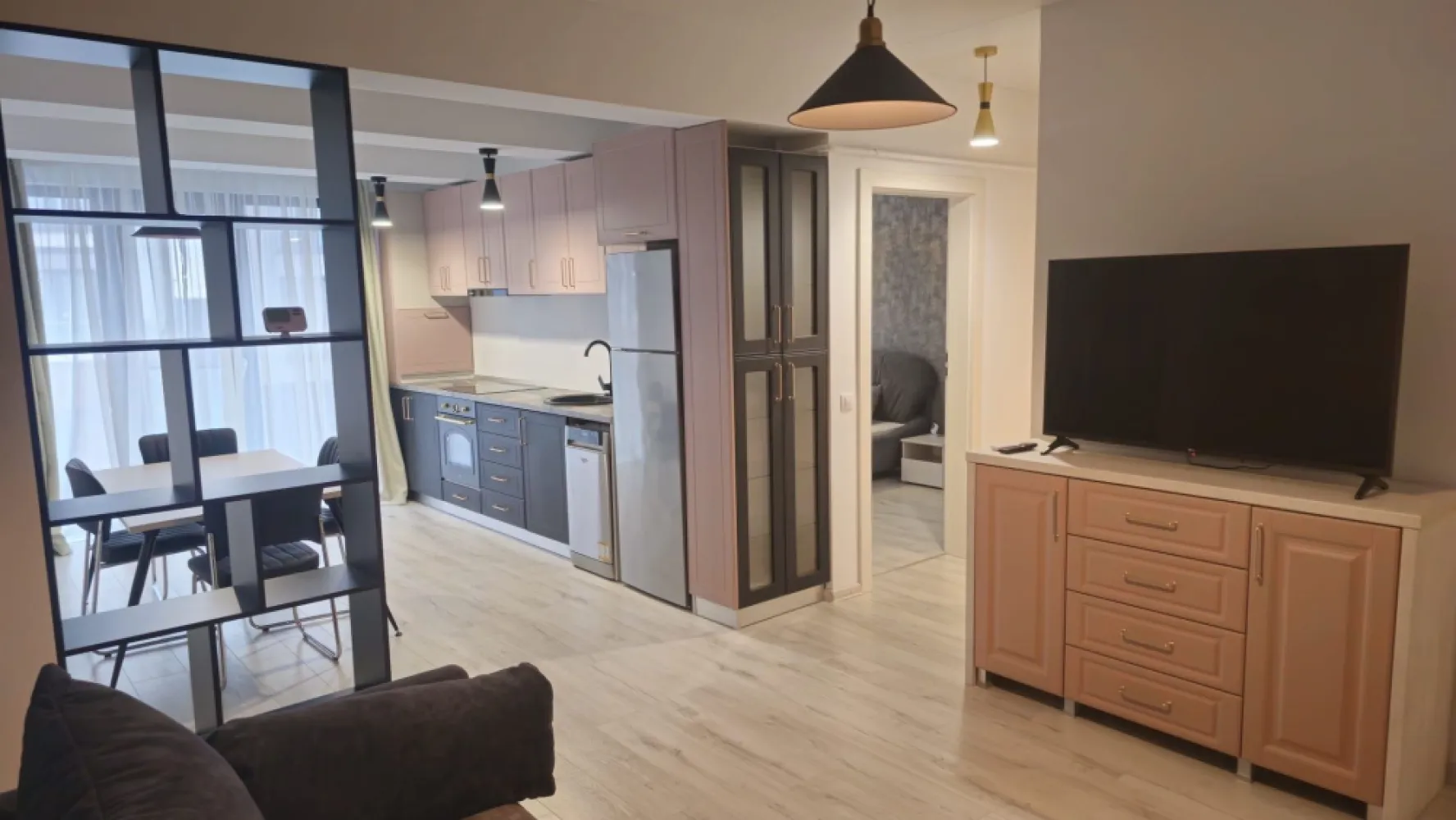 Apartament 2 camere Central Park, etaj 1, finisaje premium - Va propunem spre inchiriere un apartament modern cu 2 camere, situat in complexul rezidential Central Park, un ansamblu exclusivist ce ofera paza permanenta, acces controlat cu bariera si un mediu sigur si bine organizat. Apartamentul este amplasat la etajul 1, are o suprafata de aproximativ 50 mp si beneficiaza de o compartimentare eficienta, oferind confort si functionalitate. Locuinta este complet mobilata si utilata si dispune de dotari premium: incalzire in pardoseala, pentru confort termic optim masina de spalat rufe si uscator de rufe hota, frigider TV Smart mobilier modern, realizat pe comanda electrocasnice de ultima generatie Apartamentul se remarca prin finisaje de calitate, luminozitate si o atmosfera eleganta, fiind ideal pentru persoane care isi doresc confort si siguranta intr-un complex rezidential de top. Pret chirie: 550 euro/luna Garantie: 550 euro Se percepe comisionul agentiei - 70% din prima chirie Pentru mai multe detalii si programarea unei vizionari, va rugam sa contactati: Ene Liliana - 0746 252 252 - MAG Invest }}