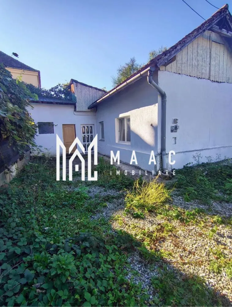 Casă cu curte în Sibiu | Ultracentral | 82 mp utili - MAAC Imobiliare vă propune spre vânzare o casă cu potențial deosebit, situată într-una dintre cele mai exclusiviste și liniștite zone ale Sibiului, la câțiva pași de centrul orașului. O oportunitate rară pentru locuință sau investiție, cu posibilitate excelentă de remodelare. Detalii proprietate Suprafață totală teren: 151 mp Suprafață utilă: 82 mp Subsol parțial Curte proprie Poziție ultracentrală, într-o zonă liniștită și foarte căutată Compartimentare Locuința este structurată eficient și cuprinde: 3 camere Bucătărie Baie Hol Subsol parțial, ideal pentru depozitare sau amenajări suplimentare Spațiul permite renovare și reconfigurare completă în funcție de preferințe. Ideal pentru: Locuință modernă ultracentrală Regim hotelier / cazare turistică Birou, spațiu de activitate profesională Investiție într-o zonă premium cu potențial ridicat de apreciere Locație: Zonă exclusivistă, centrală, cu acces rapid către restaurante, muzee, Piața Mare, instituții și toate punctele de interes ale orașului. 📞 Contactează-ne pentru mai multe detalii sau informații, specificați ca ați văzut anunțul cu ID: CP2850584! }}