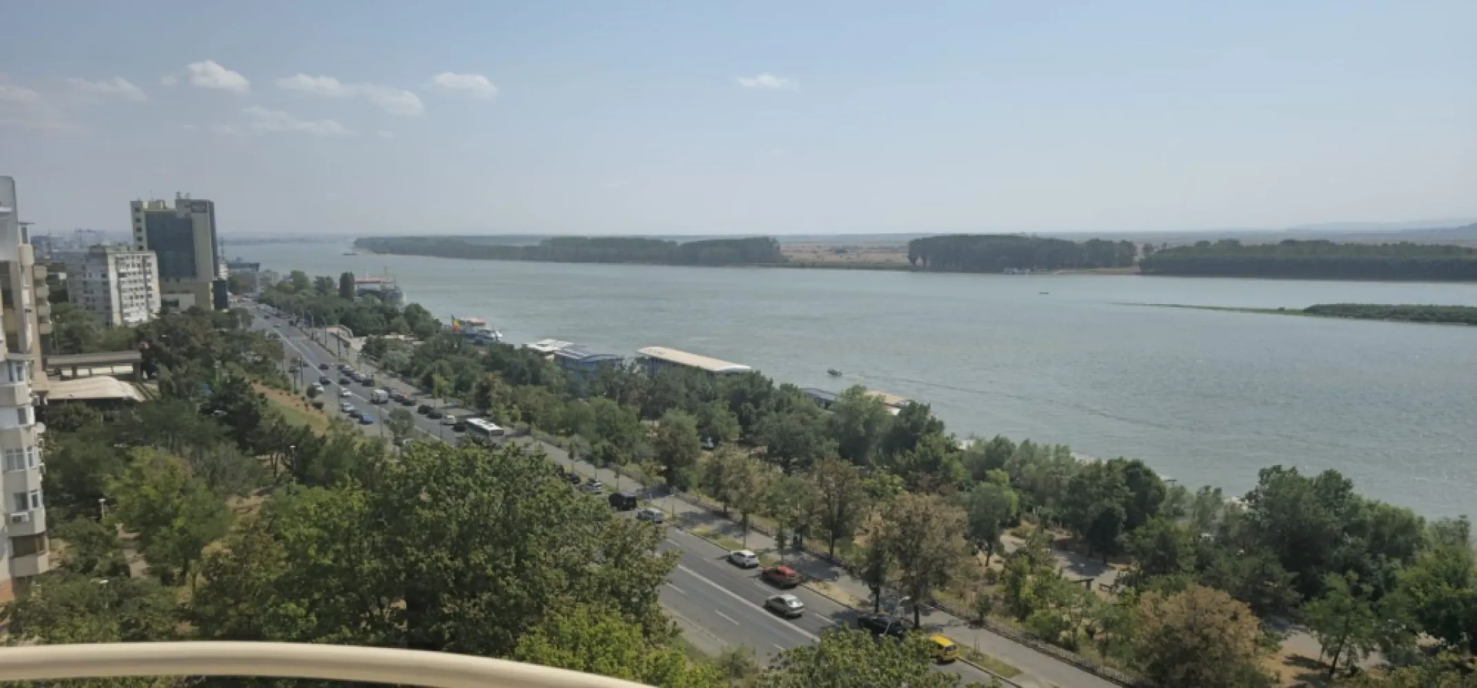 Exclusivitate - Apartament 3 camere, 92 mp - Faleza Dunarii, COMISION 0% - Descoperiti oportunitatea de a locui in inima Galatiului, pe prestigioasa Faleza Superioara a Dunarii, intr-un apartament exclusivist cu 3 camere, ce imbina eleganta, confortul si o priveliste spectaculoasa. Apartamentul are o suprafata utila de 77,5 mp, cu o suprafata totala de 92 mp, fiind amplasat la etaj superior, beneficiind de vedere panoramica pe doua laturi, cu deschidere frontala catre Dunare si Muntii Macinului. Imobilul, construit in anul 1992, a fost complet renovat in 2025, utilizandu-se materiale premium si finisaje moderne, atent alese pentru un stil de viata rafinat. Caracteristici si dotari: Incalzire in pardoseala pentru un confort termic superior Centrala termica proprie 3 aparate de aer conditionat, pentru control optim al temperaturii Tamplarie PVC cu geamuri tricamerale, ultima generatie, asigurand izolatie fonica si termica excelenta Parchet laminat de calitate superioara Gresie si faianta moderne, armonios integrate in designul interior Usi culisante la dormitor, cu vedere frontala spectaculoasa catre Dunare Doua bai, ambele cu geam pentru ventilatie naturala, placate cu piatra naturala, oferind un plus de eleganta si functionalitate Apartamentul impresioneaza prin luminozitate, spatii bine proportionate si un design contemporan, fiind ideal atat pentru locuinta proprie, cat si pentru o investitie premium. Pret propus pentru tranzactionare: 169.500 euro, negociabil Se accepta credit ipotecar sau imobiliar Avantaje exclusive: Comision 0% pentru cumparator Vanzare in exclusivitate, garantand seriozitate si transparenta Pentru informatii suplimentare si programarea unei vizionari, va rugam sa contactati: Ene Liliana - 0746 252 252 Aceasta proprietate este prezentata in exclusivitate de MAG Invest. Nu ratati sansa de a deveni proprietarul unei locuinte de exceptie, cu vedere panoramica la Dunare, finisaje premium si amplasare in cel mai cautat cartier al Galatiului. }}