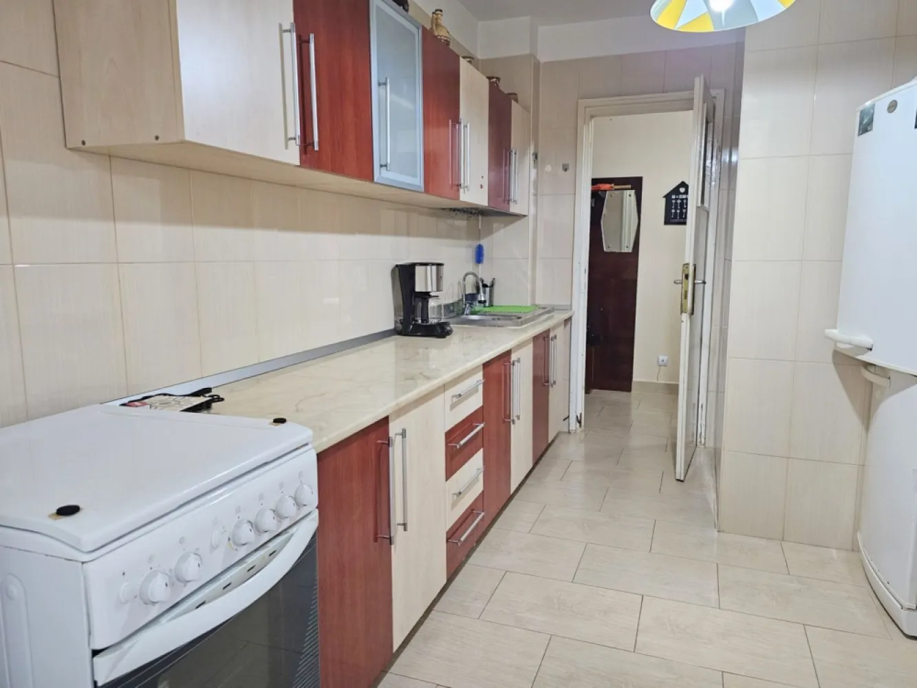 Apartament cu 3 camere, etaj intermediar - Piata Centrala - Va propunem spre vanzare un apartament cu 3 camere, decomandat, situat intr-una dintre cele mai apreciate zone ale orasului, in imediata apropiere a Pietei Centrale, intr-un imobil solid si bine intretinut, amplasat la etajul 3. Apartamentul are o suprafata utila de 65 mp si se remarca printr-o compartimentare eficienta, care asigura intimitate si confort. Spatiile sunt luminoase si aerisite, fiind ideale atat pentru o familie, cat si pentru persoane care isi doresc un camin generos, bine pozitionat. Compartimentarea include: living spatios, cu acces la balcon doua dormitoare confortabile bucatarie complet mobilata si utilata baie hol generos cu spatii de depozitare doua balcoane, ce ofera un plus de functionalitate si spatiu de relaxare Apartamentul este complet mobilat si utilat, fiind pregatit pentru mutare imediata. Este dotat cu: ferestre cu geam termopan, pentru eficienta energetica centrala termica proprie, asigurand confort termic pe tot parcursul anului aer conditionat, ideal pentru sezonul cald Finisajele sunt bine intretinute, iar locuinta beneficiaza de o atmosfera placuta si primitoare. Pozitionarea este un avantaj major, avand acces rapid la puncte de interes importante precum Piata Centrala, CNVA, Baia Comunala, scoli, magazine, farmacii si mijloace de transport. Zona este ideala atat pentru locuit, cat si pentru investitie, datorita cererii constante. Pret de vanzare: 79.000 euro Se percepe comisionul agentiei - 800 euro. Se accepta credit! Pentru informatii suplimentare si programarea unei vizionari, va rugam sa contactati: Ene Liliana - 0746 252 252 - MAG Invest }}