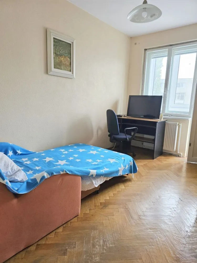Apartament cu 3 camere, etaj intermediar - Piata Centrala - Va propunem spre vanzare un apartament cu 3 camere, decomandat, situat intr-una dintre cele mai apreciate zone ale orasului, in imediata apropiere a Pietei Centrale, intr-un imobil solid si bine intretinut, amplasat la etajul 3. Apartamentul are o suprafata utila de 65 mp si se remarca printr-o compartimentare eficienta, care asigura intimitate si confort. Spatiile sunt luminoase si aerisite, fiind ideale atat pentru o familie, cat si pentru persoane care isi doresc un camin generos, bine pozitionat. Compartimentarea include: living spatios, cu acces la balcon doua dormitoare confortabile bucatarie complet mobilata si utilata baie hol generos cu spatii de depozitare doua balcoane, ce ofera un plus de functionalitate si spatiu de relaxare Apartamentul este complet mobilat si utilat, fiind pregatit pentru mutare imediata. Este dotat cu: ferestre cu geam termopan, pentru eficienta energetica centrala termica proprie, asigurand confort termic pe tot parcursul anului aer conditionat, ideal pentru sezonul cald Finisajele sunt bine intretinute, iar locuinta beneficiaza de o atmosfera placuta si primitoare. Pozitionarea este un avantaj major, avand acces rapid la puncte de interes importante precum Piata Centrala, CNVA, Baia Comunala, scoli, magazine, farmacii si mijloace de transport. Zona este ideala atat pentru locuit, cat si pentru investitie, datorita cererii constante. Pret de vanzare: 79.000 euro Se percepe comisionul agentiei - 800 euro. Se accepta credit! Pentru informatii suplimentare si programarea unei vizionari, va rugam sa contactati: Ene Liliana - 0746 252 252 - MAG Invest }}