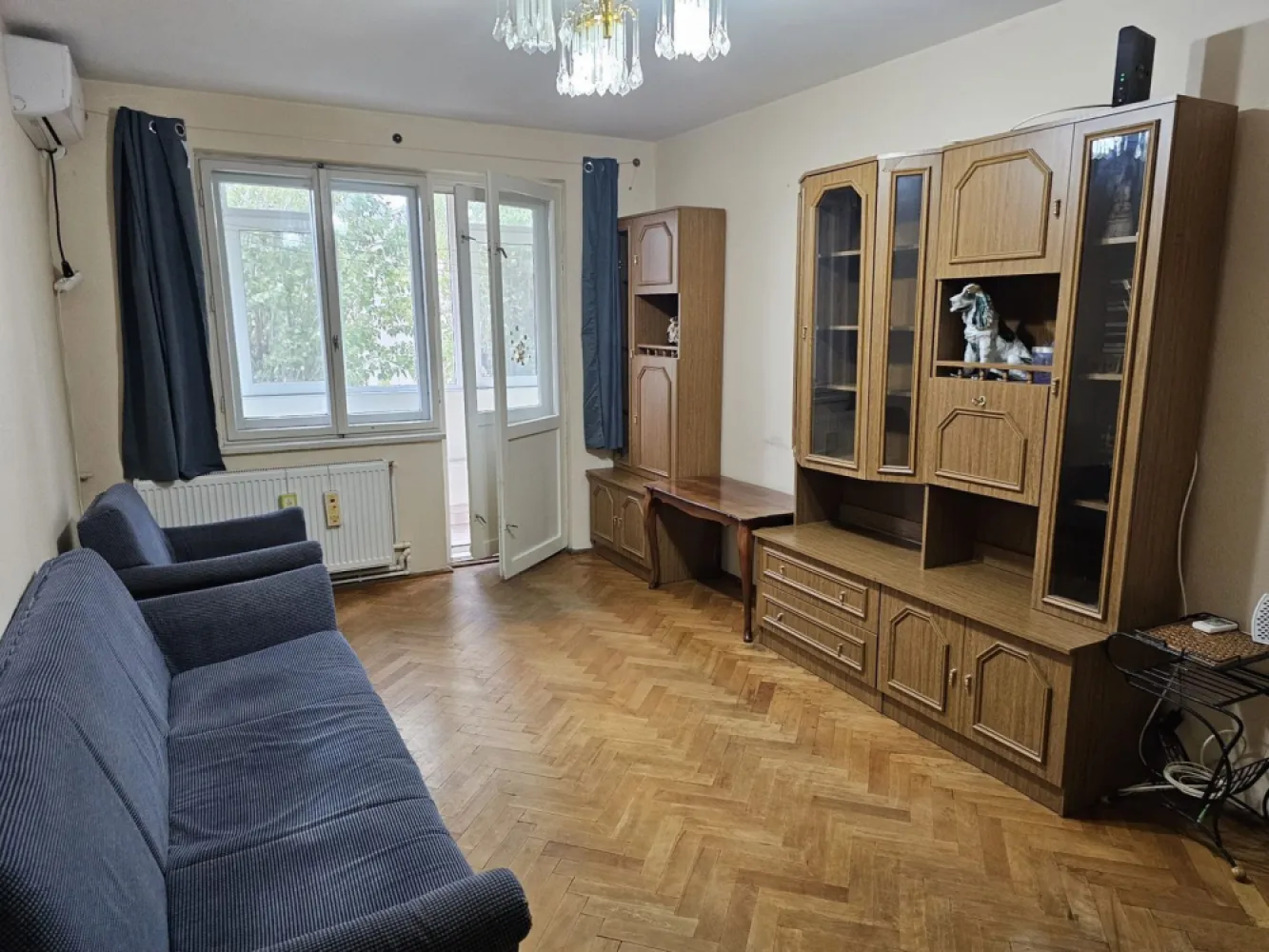 Apartament cu 3 camere, etaj intermediar - Piata Centrala - Va propunem spre vanzare un apartament cu 3 camere, decomandat, situat intr-una dintre cele mai apreciate zone ale orasului, in imediata apropiere a Pietei Centrale, intr-un imobil solid si bine intretinut, amplasat la etajul 3. Apartamentul are o suprafata utila de 65 mp si se remarca printr-o compartimentare eficienta, care asigura intimitate si confort. Spatiile sunt luminoase si aerisite, fiind ideale atat pentru o familie, cat si pentru persoane care isi doresc un camin generos, bine pozitionat. Compartimentarea include: living spatios, cu acces la balcon doua dormitoare confortabile bucatarie complet mobilata si utilata baie hol generos cu spatii de depozitare doua balcoane, ce ofera un plus de functionalitate si spatiu de relaxare Apartamentul este complet mobilat si utilat, fiind pregatit pentru mutare imediata. Este dotat cu: ferestre cu geam termopan, pentru eficienta energetica centrala termica proprie, asigurand confort termic pe tot parcursul anului aer conditionat, ideal pentru sezonul cald Finisajele sunt bine intretinute, iar locuinta beneficiaza de o atmosfera placuta si primitoare. Pozitionarea este un avantaj major, avand acces rapid la puncte de interes importante precum Piata Centrala, CNVA, Baia Comunala, scoli, magazine, farmacii si mijloace de transport. Zona este ideala atat pentru locuit, cat si pentru investitie, datorita cererii constante. Pret de vanzare: 79.000 euro Se percepe comisionul agentiei - 800 euro. Se accepta credit! Pentru informatii suplimentare si programarea unei vizionari, va rugam sa contactati: Ene Liliana - 0746 252 252 - MAG Invest }}