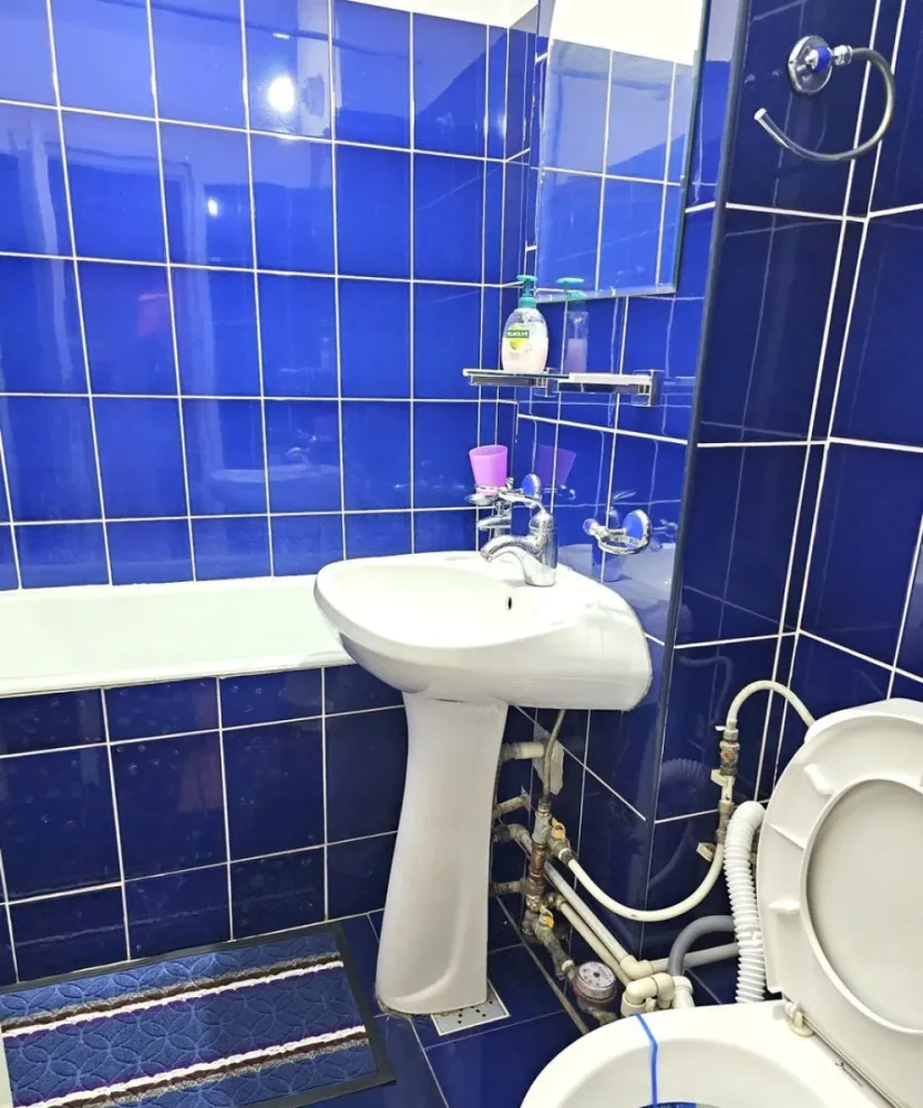 Apartament cu 3 camere, etaj intermediar - Piata Centrala - Va propunem spre vanzare un apartament cu 3 camere, decomandat, situat intr-una dintre cele mai apreciate zone ale orasului, in imediata apropiere a Pietei Centrale, intr-un imobil solid si bine intretinut, amplasat la etajul 3. Apartamentul are o suprafata utila de 65 mp si se remarca printr-o compartimentare eficienta, care asigura intimitate si confort. Spatiile sunt luminoase si aerisite, fiind ideale atat pentru o familie, cat si pentru persoane care isi doresc un camin generos, bine pozitionat. Compartimentarea include: living spatios, cu acces la balcon doua dormitoare confortabile bucatarie complet mobilata si utilata baie hol generos cu spatii de depozitare doua balcoane, ce ofera un plus de functionalitate si spatiu de relaxare Apartamentul este complet mobilat si utilat, fiind pregatit pentru mutare imediata. Este dotat cu: ferestre cu geam termopan, pentru eficienta energetica centrala termica proprie, asigurand confort termic pe tot parcursul anului aer conditionat, ideal pentru sezonul cald Finisajele sunt bine intretinute, iar locuinta beneficiaza de o atmosfera placuta si primitoare. Pozitionarea este un avantaj major, avand acces rapid la puncte de interes importante precum Piata Centrala, CNVA, Baia Comunala, scoli, magazine, farmacii si mijloace de transport. Zona este ideala atat pentru locuit, cat si pentru investitie, datorita cererii constante. Pret de vanzare: 79.000 euro Se percepe comisionul agentiei - 800 euro. Se accepta credit! Pentru informatii suplimentare si programarea unei vizionari, va rugam sa contactati: Ene Liliana - 0746 252 252 - MAG Invest }}