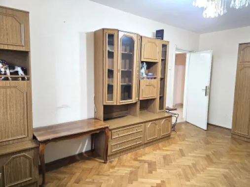Apartament cu 3 camere, etaj intermediar - Piata Centrala