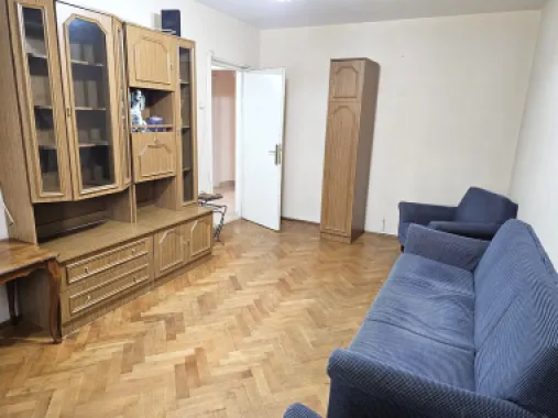 Apartament cu 3 camere, etaj intermediar - Piata Centrala
