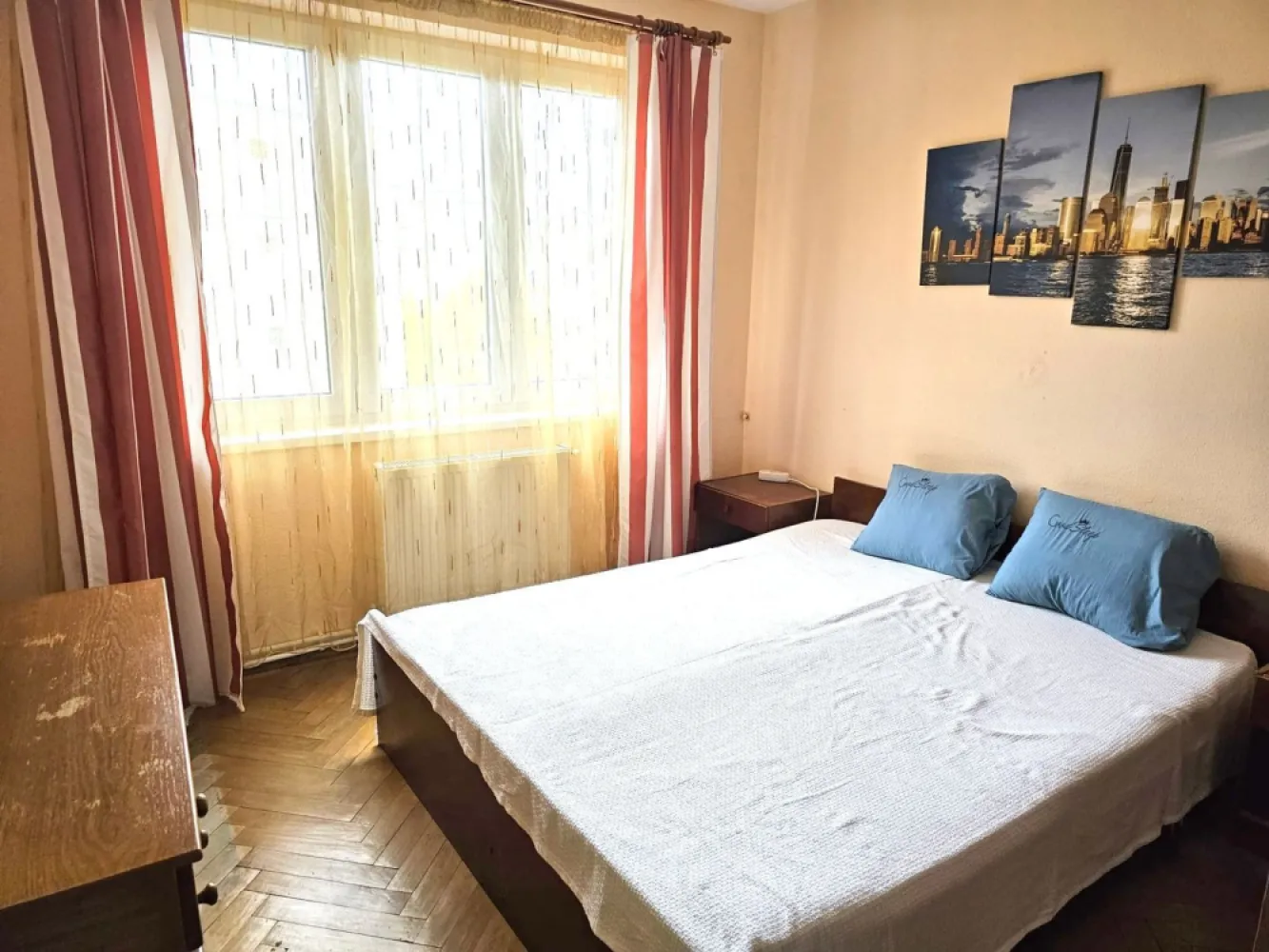 Apartament cu 3 camere, etaj intermediar - Piata Centrala