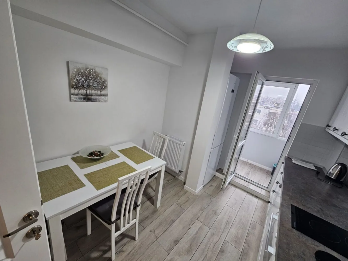 Apartament 2 camere Piata Ancora, Mazepa 2- mobilat complet - Va propunem spre vanzare un apartament cu 2 camere, situat in zona Piata Ancora, intr-un imobil bine intretinut, la etajul 5/10. Apartamentul este decomandat si are o suprafata totala de 60 mp, oferind un spatiu eficient compartimentat, ideal pentru locuit sau investitie. Proprietatea a fost renovata integral de la placa, beneficiind de finisaje de calitate superioara, instalatii electrice si sanitare complet inlocuite, usi interioare moderne, parchet, gresie si faianta atent alese. Se vinde complet mobilata si utilata, cu mobilier modern si electrocasnice incluse, fiind gata pentru mutare imediata. Apartamentul este foarte luminos, bine aerisit, cu vedere deschisa, oferind un confort sporit viitorilor proprietari. Pozitionarea excelenta asigura acces rapid catre mijloace de transport in comun, centre comerciale, scoli, gradinite, farmacii si alte puncte de interes urban. Imobilul este liber si disponibil imediat, fiind o alegere ideala atat pentru locuinta personala, cat si pentru inchiriere. Pret: 91.000 euro, negociabil + comision agentie. Contact: Ene Liliana - 0746 252 252 - Mag Invest }}