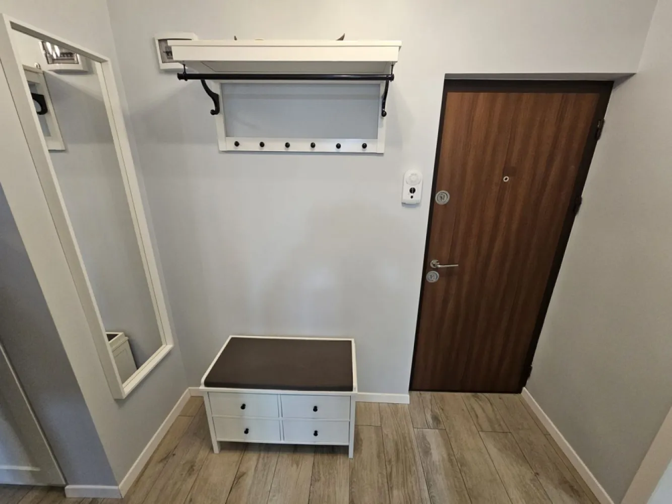 Apartament 2 camere Piata Ancora, Mazepa 2- mobilat complet - Va propunem spre vanzare un apartament cu 2 camere, situat in zona Piata Ancora, intr-un imobil bine intretinut, la etajul 5/10. Apartamentul este decomandat si are o suprafata totala de 60 mp, oferind un spatiu eficient compartimentat, ideal pentru locuit sau investitie. Proprietatea a fost renovata integral de la placa, beneficiind de finisaje de calitate superioara, instalatii electrice si sanitare complet inlocuite, usi interioare moderne, parchet, gresie si faianta atent alese. Se vinde complet mobilata si utilata, cu mobilier modern si electrocasnice incluse, fiind gata pentru mutare imediata. Apartamentul este foarte luminos, bine aerisit, cu vedere deschisa, oferind un confort sporit viitorilor proprietari. Pozitionarea excelenta asigura acces rapid catre mijloace de transport in comun, centre comerciale, scoli, gradinite, farmacii si alte puncte de interes urban. Imobilul este liber si disponibil imediat, fiind o alegere ideala atat pentru locuinta personala, cat si pentru inchiriere. Pret: 91.000 euro, negociabil + comision agentie. Contact: Ene Liliana - 0746 252 252 - Mag Invest }}