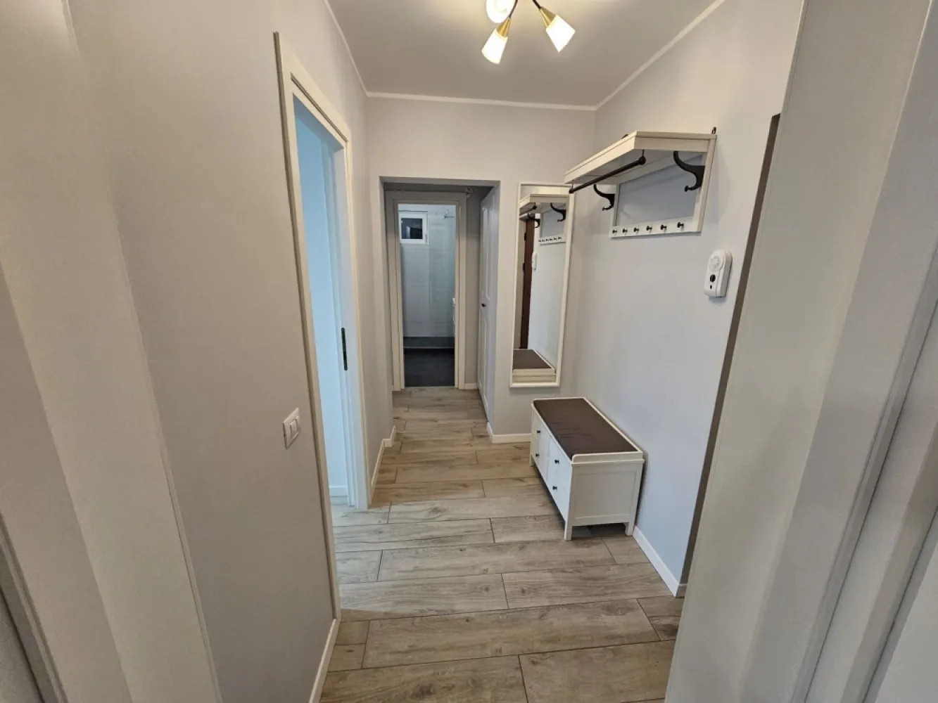 Apartament 2 camere Piata Ancora, Mazepa 2- mobilat complet - Va propunem spre vanzare un apartament cu 2 camere, situat in zona Piata Ancora, intr-un imobil bine intretinut, la etajul 5/10. Apartamentul este decomandat si are o suprafata totala de 60 mp, oferind un spatiu eficient compartimentat, ideal pentru locuit sau investitie. Proprietatea a fost renovata integral de la placa, beneficiind de finisaje de calitate superioara, instalatii electrice si sanitare complet inlocuite, usi interioare moderne, parchet, gresie si faianta atent alese. Se vinde complet mobilata si utilata, cu mobilier modern si electrocasnice incluse, fiind gata pentru mutare imediata. Apartamentul este foarte luminos, bine aerisit, cu vedere deschisa, oferind un confort sporit viitorilor proprietari. Pozitionarea excelenta asigura acces rapid catre mijloace de transport in comun, centre comerciale, scoli, gradinite, farmacii si alte puncte de interes urban. Imobilul este liber si disponibil imediat, fiind o alegere ideala atat pentru locuinta personala, cat si pentru inchiriere. Pret: 91.000 euro, negociabil + comision agentie. Contact: Ene Liliana - 0746 252 252 - Mag Invest }}