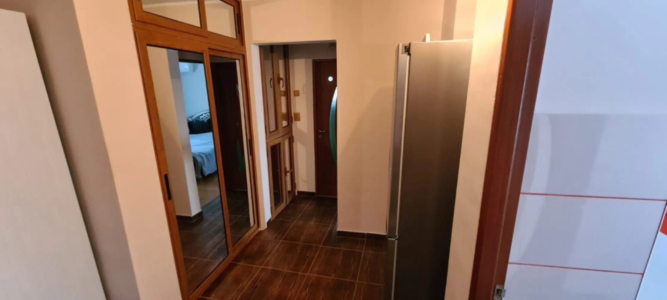Inchiriere - apartament 2 camere mobilat, Bd. Siderurgistilor - Se ofera spre inchiriere apartament cu 2 camere, situat pe Bulevardul Siderurgistilor, la etajul 3, intr-un imobil bine intretinut. Apartamentul este complet mobilat si utilat, dispune de mobilier modern si electrocasnice necesare pentru un trai confortabil. Compartimentarea este functionala, cu spatii luminoase si bine organizate, fiind ideal pentru un cuplu sau o persoana singura. Zona este foarte bine conectata la mijloace de transport, magazine, scoli si alte puncte de interes. Pret chirie: 400 euro/luna Garantie: 400 euro Se percepe comisionul agentiei. Pentru detalii si vizionari: contact - Ene Liliana Telefon: 0746 252 252 Agentia: MAG Invest }}
