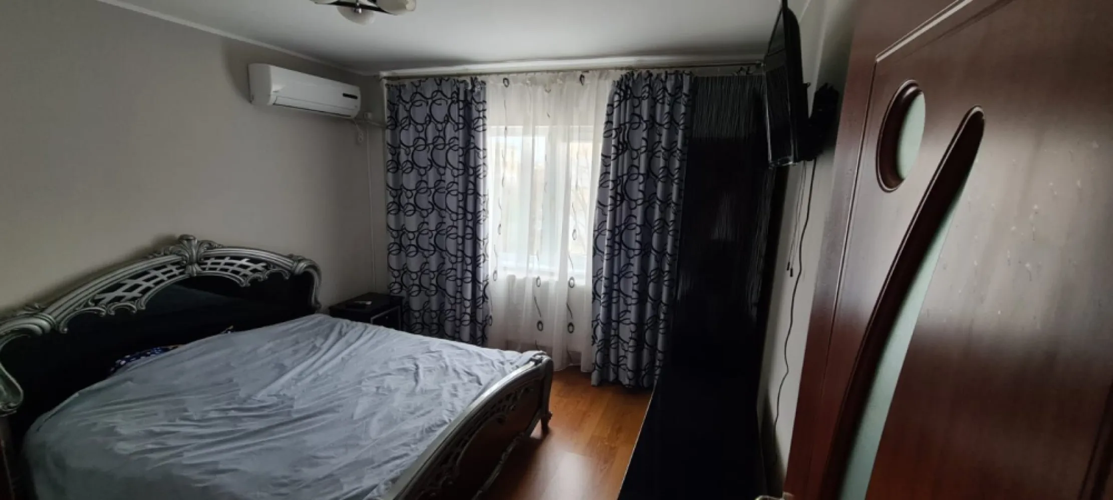 Inchiriere - apartament 2 camere mobilat, Bd. Siderurgistilor - Se ofera spre inchiriere apartament cu 2 camere, situat pe Bulevardul Siderurgistilor, la etajul 3, intr-un imobil bine intretinut. Apartamentul este complet mobilat si utilat, dispune de mobilier modern si electrocasnice necesare pentru un trai confortabil. Compartimentarea este functionala, cu spatii luminoase si bine organizate, fiind ideal pentru un cuplu sau o persoana singura. Zona este foarte bine conectata la mijloace de transport, magazine, scoli si alte puncte de interes. Pret chirie: 400 euro/luna Garantie: 400 euro Se percepe comisionul agentiei. Pentru detalii si vizionari: contact - Ene Liliana Telefon: 0746 252 252 Agentia: MAG Invest }}