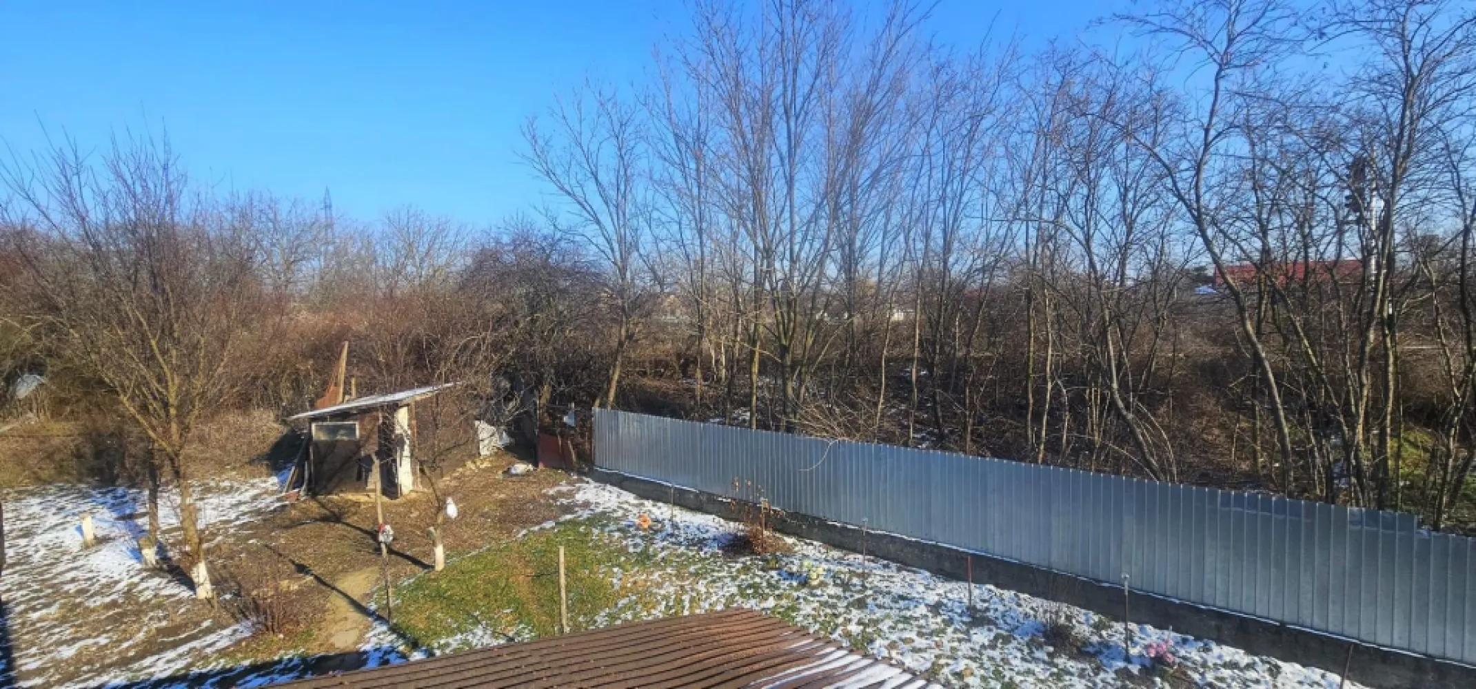 Casa individuala + 900 mp teren proprietate -Sendreni, jud. Galati - Se ofera spre vanzare casa situata in localitatea Sendreni, judetul Galati, intr-o zona usor accesibila, la iesirea din localitate, in apropiere de statia OMV. Imobilul este construit pe un teren in proprietate de 900 mp, avand o suprafata construita de 80 mp si o deschidere la strada de aproximativ 20 metri liniari. Casa a fost edificata in anul 2005, este realizata din BCA si are acoperis din tabla zincata. Locuinta este dispusa pe parter si este compartimentata in 3 camere, bucatarie si baie. Deasupra se afla o mansarda neamenajata, care ofera posibilitatea de extindere a spatiului locuibil. Casa este racordata la apa curenta si energie electrica, beneficiaza de fosa septica, iar reteaua de gaze se afla la limita proprietatii. Incalzirea se face cu sobe de teracota. Imobilul necesita renovare, fiind potrivit pentru cei care doresc sa isi amenajeze locuinta dupa propriul gust. Suprafata generoasa a terenului permite amenajari suplimentare in curte. Pretul de vanzare este de 67.500 euro, negociabil. Oferta este disponibila in exclusivitate prin agentia Mag Invest. Se percepe comision la tranzactie. Relatii suplimentare si programari la tel - 0746.252.252 - Liliana Ene, consilier imobiliar Mag Invest }}