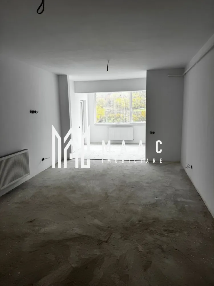 Apartament | 2 camere | Bloc nou | Central - MAAC Imobiliare vă propune spre vânzare un apartament modern cu 2 camere, situat în zona centrală a orașului Râmnicu Vâlcea, într-un bloc nou, cu facilități de top și vedere panoramică superbă. Localizat la etajul 10 din 11, acest apartament impresionează prin luminozitate, spațiu generos și o suprafață utilă de 67 mp (75 mp total), ideală pentru cei care își doresc confort și acces rapid către punctele de interes ale orașului. Compartimentare: * Living open-space modern cu bucătărie * Dormitor spațios * Hol generos * Grup sanitar * Balcon deschis, perfect pentru relaxare și priveliști deosebite Blocul beneficiază de două lifturi, iar locul de parcare exterior poate fi achiziționat separat, la cerere. Apartamentul se vinde în două variante: * 85.000 € – în stadiul actual (conform fotografiilor) * 87.000 € – finisat la cheie, cu materiale moderne: gresie, faianță, parchet, uși de interior și obiecte sanitare incluse Este o oportunitate excelentă atât pentru locuire, cât și pentru investiție, datorită poziționării centrale și a blocului nou, cu standarde ridicate de construcție. Pentru mai multe detalii sau programarea unei vizionări, MAAC Imobiliare vă stă cu drag la dispoziție. id: CP2850292 }}
