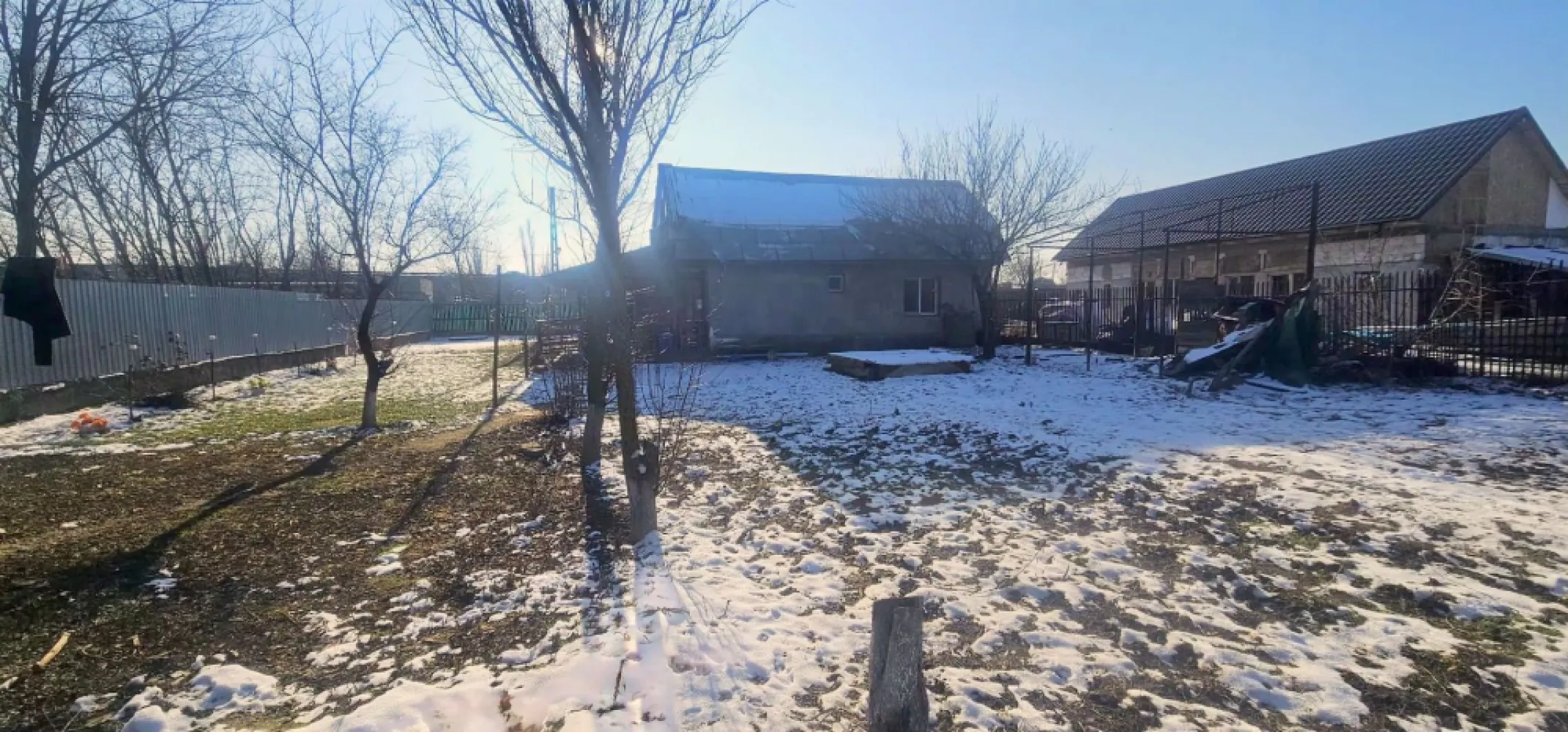 Casa de vanzare in Sendreni, judetul Galati, zona OMV - Agentia Mag Invest va propune in exclusivitate spre vanzare o casa situata in localitatea Sendreni, intr-o zona accesibila, langa OMV, la iesirea din localitate. Imobilul are o suprafata construita de 80 mp si este amplasat pe un teren in proprietate de 900 mp, cu deschidere de aproximativ 20 metri liniari. Constructia a fost edificata in anul 2005, este realizata din BCA si acoperita cu tabla zincata. Casa este dispusa pe parter si este compartimentata in 3 camere, bucatarie si baie. Exista posibilitatea de mansardare, mansarda fiind in prezent neamenajata. Utilitati: apa curenta, curent electric, fosa septica, gazele sunt la limita proprietatii. Incalzirea se realizeaza cu sobe de teracota. Imobilul necesita renovare la interior, oferind posibilitatea de amenajare dupa preferintele viitorului proprietar. Curtea este generoasa, potrivita pentru diverse amenajari. Pret: 67.500 euro, negociabil. Oferta in exclusivitate prin agentia Mag Invest. Se percepe comision la tranzactie. Relatii la telefon 0740.949.871 - Marian Ene }}