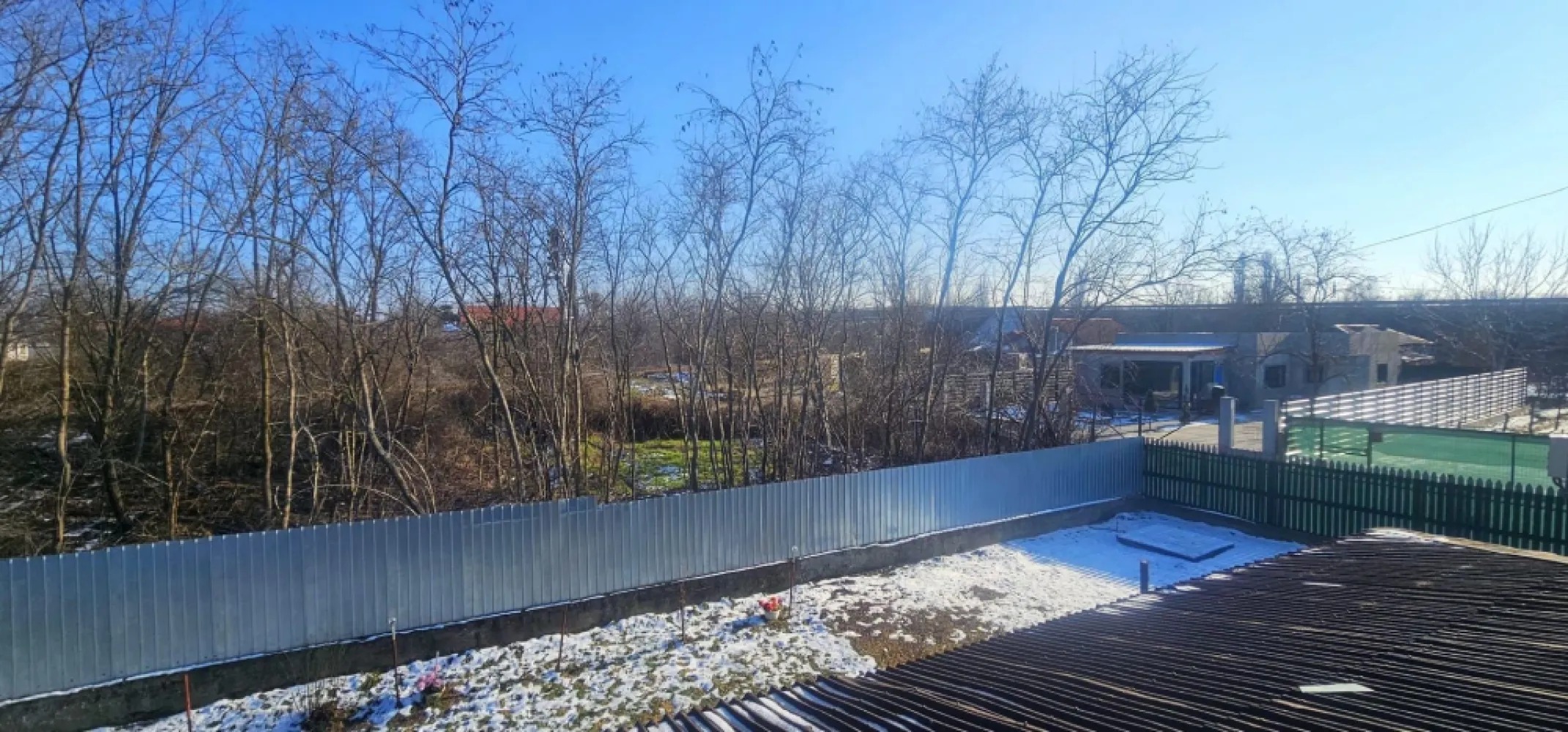 Casa de vanzare in Sendreni, judetul Galati, zona OMV - Agentia Mag Invest va propune in exclusivitate spre vanzare o casa situata in localitatea Sendreni, intr-o zona accesibila, langa OMV, la iesirea din localitate. Imobilul are o suprafata construita de 80 mp si este amplasat pe un teren in proprietate de 900 mp, cu deschidere de aproximativ 20 metri liniari. Constructia a fost edificata in anul 2005, este realizata din BCA si acoperita cu tabla zincata. Casa este dispusa pe parter si este compartimentata in 3 camere, bucatarie si baie. Exista posibilitatea de mansardare, mansarda fiind in prezent neamenajata. Utilitati: apa curenta, curent electric, fosa septica, gazele sunt la limita proprietatii. Incalzirea se realizeaza cu sobe de teracota. Imobilul necesita renovare la interior, oferind posibilitatea de amenajare dupa preferintele viitorului proprietar. Curtea este generoasa, potrivita pentru diverse amenajari. Pret: 67.500 euro, negociabil. Oferta in exclusivitate prin agentia Mag Invest. Se percepe comision la tranzactie. Relatii la telefon 0740.949.871 - Marian Ene }}