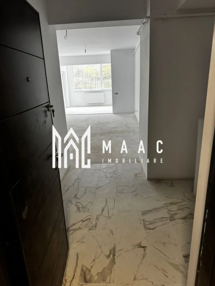 Apartament | 2 camere | Bloc nou | Central - MAAC Imobiliare vă propune spre vânzare un apartament modern cu 2 camere, situat în zona centrală a orașului Râmnicu Vâlcea, într-un bloc nou, cu facilități de top și vedere panoramică superbă. Localizat la etajul 10 din 11, acest apartament impresionează prin luminozitate, spațiu generos și o suprafață utilă de 67 mp (75 mp total), ideală pentru cei care își doresc confort și acces rapid către punctele de interes ale orașului. Compartimentare: * Living open-space modern cu bucătărie * Dormitor spațios * Hol generos * Grup sanitar * Balcon deschis, perfect pentru relaxare și priveliști deosebite Blocul beneficiază de două lifturi, iar locul de parcare exterior poate fi achiziționat separat, la cerere. Apartamentul se vinde în două variante: * 85.000 € – în stadiul actual (conform fotografiilor) * 87.000 € – finisat la cheie, cu materiale moderne: gresie, faianță, parchet, uși de interior și obiecte sanitare incluse Este o oportunitate excelentă atât pentru locuire, cât și pentru investiție, datorită poziționării centrale și a blocului nou, cu standarde ridicate de construcție. Pentru mai multe detalii sau programarea unei vizionări, MAAC Imobiliare vă stă cu drag la dispoziție. id: CP2850292 }}