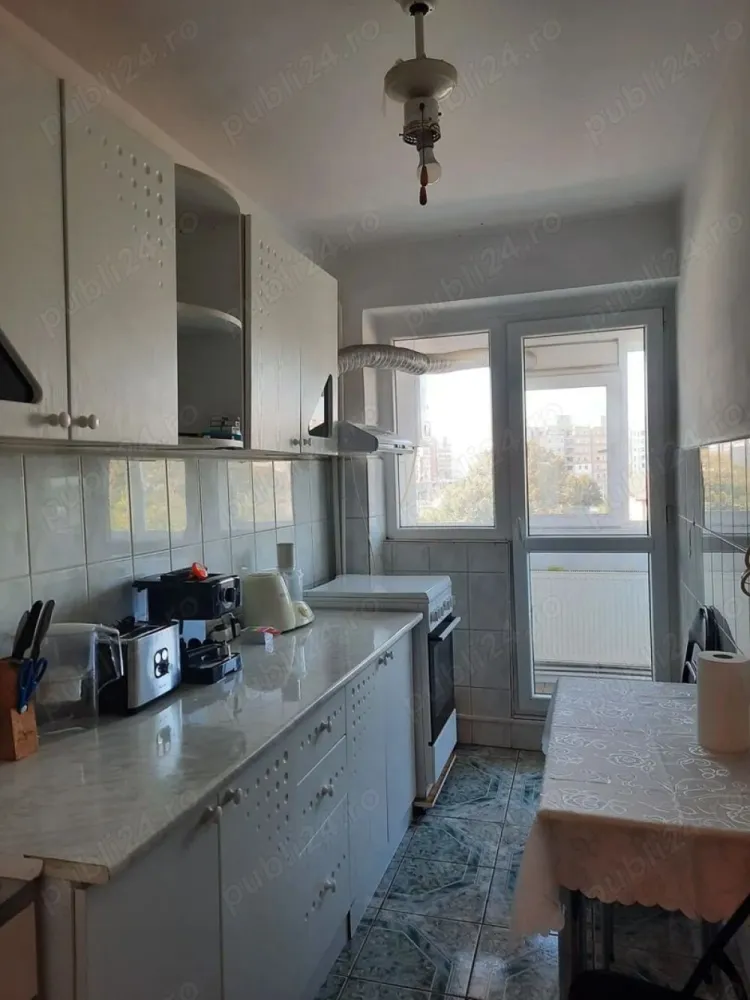 Apartament 2 camere decomandat, Ultimul Leu, mobilat, 49 mp - Se ofera spre vanzare apartament cu 2 camere, decomandat, situat in zona Ultimul Leu, intr-un imobil construit in anul 1981. Apartamentul are o suprafata de 49 mp si este amplasat la etajul 4 din 4. Locuinta beneficiaza de centrala termica proprie, aer conditionat, parchet, gresie si faianta. Ferestrele sunt prevazute cu geamuri termopan, iar balconul este inchis cu termopan, comun bucatariei si sufrageriei, oferind un plus de spatiu si luminozitate. Apartamentul se vinde complet mobilat si utilat, exact asa cum se prezinta in fotografii, fiind ideal pentru mutare imediata sau pentru investitie. Proprietarul este deschis si pentru inchiriere, exclusiv pe termen lung. Zona este bine conectata la punctele de interes urban, cu acces facil la mijloace de transport, magazine si alte facilitati. Pret vanzare: 55.099 EUR Se percepe comisionul agentiei Contact: Ene Liliana – 0746 252 252 MAG Invest }}