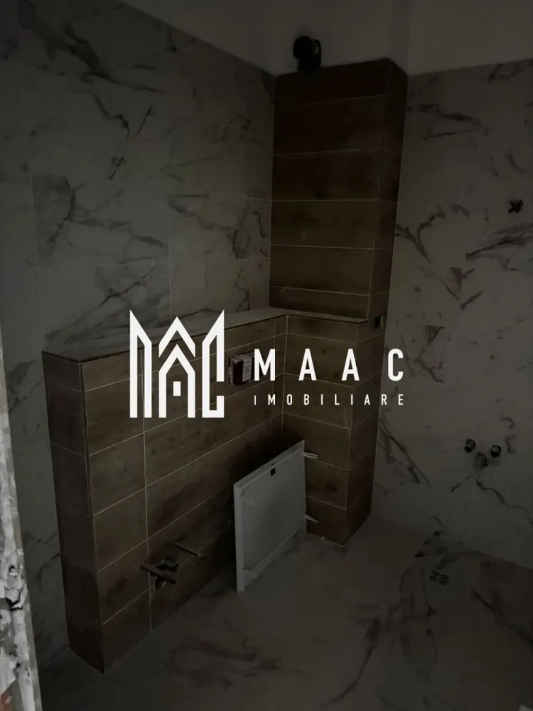 Apartament | 2 camere | Bloc nou | Central - MAAC Imobiliare vă propune spre vânzare un apartament modern cu 2 camere, situat în zona centrală a orașului Râmnicu Vâlcea, într-un bloc nou, cu facilități de top și vedere panoramică superbă. Localizat la etajul 10 din 11, acest apartament impresionează prin luminozitate, spațiu generos și o suprafață utilă de 67 mp (75 mp total), ideală pentru cei care își doresc confort și acces rapid către punctele de interes ale orașului. Compartimentare: * Living open-space modern cu bucătărie * Dormitor spațios * Hol generos * Grup sanitar * Balcon deschis, perfect pentru relaxare și priveliști deosebite Blocul beneficiază de două lifturi, iar locul de parcare exterior poate fi achiziționat separat, la cerere. Apartamentul se vinde în două variante: * 85.000 € – în stadiul actual (conform fotografiilor) * 87.000 € – finisat la cheie, cu materiale moderne: gresie, faianță, parchet, uși de interior și obiecte sanitare incluse Este o oportunitate excelentă atât pentru locuire, cât și pentru investiție, datorită poziționării centrale și a blocului nou, cu standarde ridicate de construcție. Pentru mai multe detalii sau programarea unei vizionări, MAAC Imobiliare vă stă cu drag la dispoziție. id: CP2850292 }}