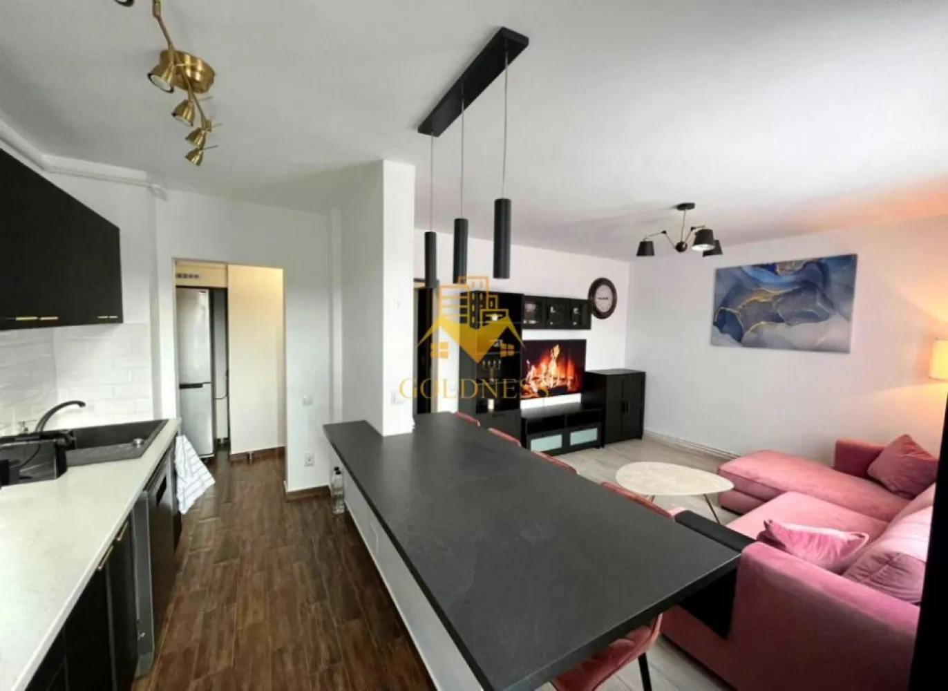 2 camere open space, Modern, Mc Donalds, Minerva, Cartier Manastur - GOLDNESS Imobiliare vă propune spre închiriere un apartament cu 2 camere open-space complet mobilat și utilat, la etajul 7 într-un imobil de 10 etaje, în cartierul Manastur. Apartamentul este compartimentat astfel: - dormitor cu pat matrimonial, dressing, noptiere - living cu bucatarie open-space complet utilată, canapea extensibilă, loc de servit masa - baie cu dus, calorifer port prosop inox și dulap pentru depozitare. Imobilul este dotat cu toate cele necesare- centrală proprie, mașină de spălat haine, frigider, plită electrică, hotă, etc. Se află în apropierea stațiilor de transport în comun, magazine, restaurante, spații verzi, farmacii, etc. Posibilitate de parcare la liber in zona! Dacă sunteți interesați de acest apartament și doriți să îl vizionați, dar și pentru alte oferte sau detalii nu ezitați să ne contactați telefonic sau prin e-mail - goldnessimobiliare@gmail.com. Vă stăm la dispoziție! }}