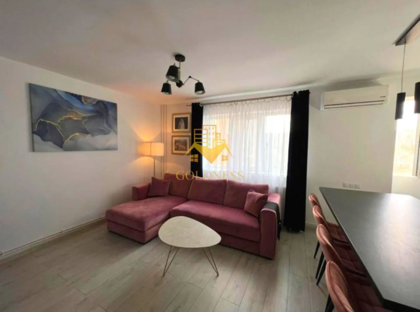 2 camere open space, Modern, Mc Donalds, Minerva, Cartier Manastur - GOLDNESS Imobiliare vă propune spre închiriere un apartament cu 2 camere open-space complet mobilat și utilat, la etajul 7 într-un imobil de 10 etaje, în cartierul Manastur. Apartamentul este compartimentat astfel: - dormitor cu pat matrimonial, dressing, noptiere - living cu bucatarie open-space complet utilată, canapea extensibilă, loc de servit masa - baie cu dus, calorifer port prosop inox și dulap pentru depozitare. Imobilul este dotat cu toate cele necesare- centrală proprie, mașină de spălat haine, frigider, plită electrică, hotă, etc. Se află în apropierea stațiilor de transport în comun, magazine, restaurante, spații verzi, farmacii, etc. Posibilitate de parcare la liber in zona! Dacă sunteți interesați de acest apartament și doriți să îl vizionați, dar și pentru alte oferte sau detalii nu ezitați să ne contactați telefonic sau prin e-mail - goldnessimobiliare@gmail.com. Vă stăm la dispoziție! }}