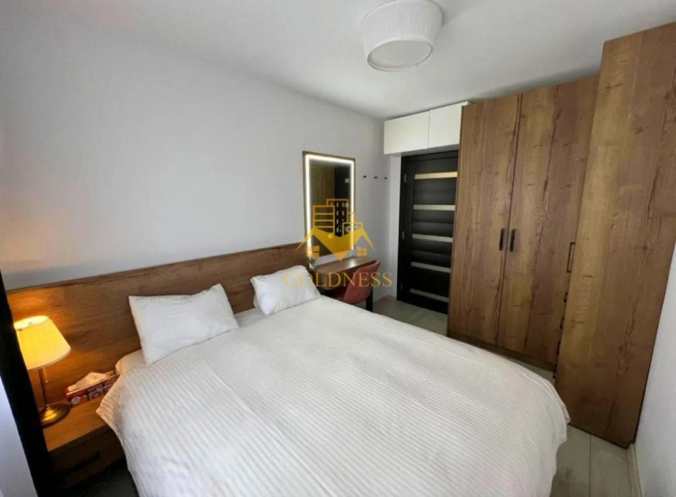 2 camere open space, Modern, Mc Donalds, Minerva, Cartier Manastur - GOLDNESS Imobiliare vă propune spre închiriere un apartament cu 2 camere open-space complet mobilat și utilat, la etajul 7 într-un imobil de 10 etaje, în cartierul Manastur. Apartamentul este compartimentat astfel: - dormitor cu pat matrimonial, dressing, noptiere - living cu bucatarie open-space complet utilată, canapea extensibilă, loc de servit masa - baie cu dus, calorifer port prosop inox și dulap pentru depozitare. Imobilul este dotat cu toate cele necesare- centrală proprie, mașină de spălat haine, frigider, plită electrică, hotă, etc. Se află în apropierea stațiilor de transport în comun, magazine, restaurante, spații verzi, farmacii, etc. Posibilitate de parcare la liber in zona! Dacă sunteți interesați de acest apartament și doriți să îl vizionați, dar și pentru alte oferte sau detalii nu ezitați să ne contactați telefonic sau prin e-mail - goldnessimobiliare@gmail.com. Vă stăm la dispoziție! }}