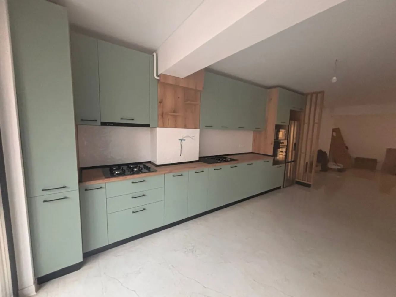 Apartament cu 2 camere, bloc nou – Complex Roka Traian, Piata Centrala - Va propunem spre inchiriere 2 apartamente cu 2 camere situate intr-un complex rezidential nou, modern, aflat pe strada Traian nr. 1, intr-o zona centrala si usor accesibila. Imobilul este construit cu materiale premium si beneficiaza de dotari si finisaje de inalta calitate. Disponibilitati: - Etaj 1 – Apartament 2 camere, 61 mp - Etaj 2 – Apartament 2 camere, 68 mp Dotari si beneficii: - Finisaje premium - Pereti exteriori din caramida Porotherm, pereti interiori din BCA - ALA – Adapost protectie civila - Fiecare apartament poate fi personalizat dupa preferintele clientului - Centrala termica individuala - Incalzire in pardoseala - Bai complet echipate - Aer conditionat Inverter - Tamplarie Salamander Tripan - Glafuri din marmura - Contorizare individuala (apa, gaz, curent) - Scari si casa scarii placate cu marmura - Lift modern - Locuri de parcare disponibile – subterane si supraterane - Video interfon - Curte privata inchisa, supravegheata video Se inchiriaza cu bucataria mobilata la pretul de 550 euro - pentru birouri/locuit Preturi si informatii suplimentare: Ene Liliana - 0746.252.252 MAG Invest }}