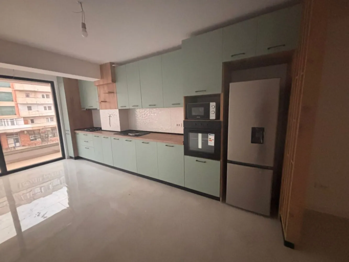 Apartament cu 2 camere, bloc nou – Complex Roka Traian, Piata Centrala - Va propunem spre inchiriere 2 apartamente cu 2 camere situate intr-un complex rezidential nou, modern, aflat pe strada Traian nr. 1, intr-o zona centrala si usor accesibila. Imobilul este construit cu materiale premium si beneficiaza de dotari si finisaje de inalta calitate. Disponibilitati: - Etaj 1 – Apartament 2 camere, 61 mp - Etaj 2 – Apartament 2 camere, 68 mp Dotari si beneficii: - Finisaje premium - Pereti exteriori din caramida Porotherm, pereti interiori din BCA - ALA – Adapost protectie civila - Fiecare apartament poate fi personalizat dupa preferintele clientului - Centrala termica individuala - Incalzire in pardoseala - Bai complet echipate - Aer conditionat Inverter - Tamplarie Salamander Tripan - Glafuri din marmura - Contorizare individuala (apa, gaz, curent) - Scari si casa scarii placate cu marmura - Lift modern - Locuri de parcare disponibile – subterane si supraterane - Video interfon - Curte privata inchisa, supravegheata video Se inchiriaza cu bucataria mobilata la pretul de 550 euro - pentru birouri/locuit Preturi si informatii suplimentare: Ene Liliana - 0746.252.252 MAG Invest }}