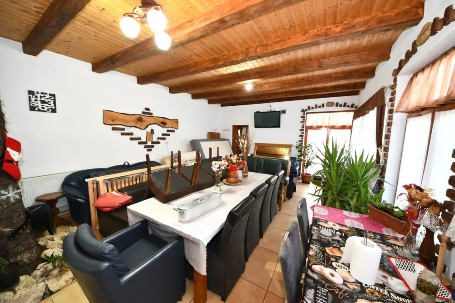 De vanzare casa cu 3 apartamente + anexa 75 mp, Comision 0% - Va prezentăm spre vânzare o proprietate versatilă și bine întreținută, situată în zona Blvd. George Coșbuc, cu o deschidere generoasă de 47 ml la două străzi, beneficiind de un teren de 681 mp și o suprafață utilă totală de 239 mp. Tot la stradă se află și un spațiu comercial format din 2 camere, oferind un plus de oportunități pentru activități comerciale sau pentru generarea unui venit suplimentar. Imobilul este ideal pentru investiție, locuire multi-generațională sau transformare într-o locuință spațioasă unifamilială. Proprietatea este structurată în 3 unități locative complet mobilate și utilate, astfel: 2 apartamente cu 2 camere și dependințe 1 apartament cu 1 cameră și dependințe Curtea generoasă permite acces facil și zone multiple de relaxare. În plus, pe teren se află o construcție din BCA de 75 mp, special amenajată ca zonă de socializare, dotată cu: grătar grup sanitar centrală proprie Această anexă adaugă un plus de confort și funcționalitate, fiind ideală pentru petreceri, hobby-uri sau eventuale activități conexe închirierii. Proprietatea este pregătită pentru utilizare imediată, oferind un raport excelent calitate–preț și posibilități multiple de valorificare. Preț de vânzare: 265.000 euro, negociabil Comision 0% pentru cumpărător (în exclusivitate la agenția MAG INVEST) Pentru informații suplimentare și programarea unei vizionări: Ene Marian – 0740 949 871 – MAG INVEST }}