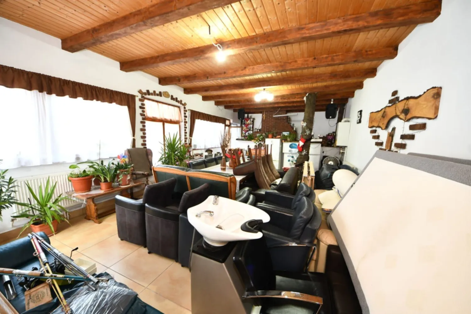 De vanzare casa cu 3 apartamente + anexa 75 mp, Comision 0% - Va prezentăm spre vânzare o proprietate versatilă și bine întreținută, situată în zona Blvd. George Coșbuc, cu o deschidere generoasă de 47 ml la două străzi, beneficiind de un teren de 681 mp și o suprafață utilă totală de 239 mp. Tot la stradă se află și un spațiu comercial format din 2 camere, oferind un plus de oportunități pentru activități comerciale sau pentru generarea unui venit suplimentar. Imobilul este ideal pentru investiție, locuire multi-generațională sau transformare într-o locuință spațioasă unifamilială. Proprietatea este structurată în 3 unități locative complet mobilate și utilate, astfel: 2 apartamente cu 2 camere și dependințe 1 apartament cu 1 cameră și dependințe Curtea generoasă permite acces facil și zone multiple de relaxare. În plus, pe teren se află o construcție din BCA de 75 mp, special amenajată ca zonă de socializare, dotată cu: grătar grup sanitar centrală proprie Această anexă adaugă un plus de confort și funcționalitate, fiind ideală pentru petreceri, hobby-uri sau eventuale activități conexe închirierii. Proprietatea este pregătită pentru utilizare imediată, oferind un raport excelent calitate–preț și posibilități multiple de valorificare. Preț de vânzare: 265.000 euro, negociabil Comision 0% pentru cumpărător (în exclusivitate la agenția MAG INVEST) Pentru informații suplimentare și programarea unei vizionări: Ene Marian – 0740 949 871 – MAG INVEST }}