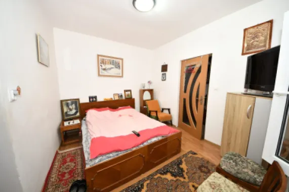 De vanzare casa cu 3 apartamente + anexa 75 mp, Comision 0%