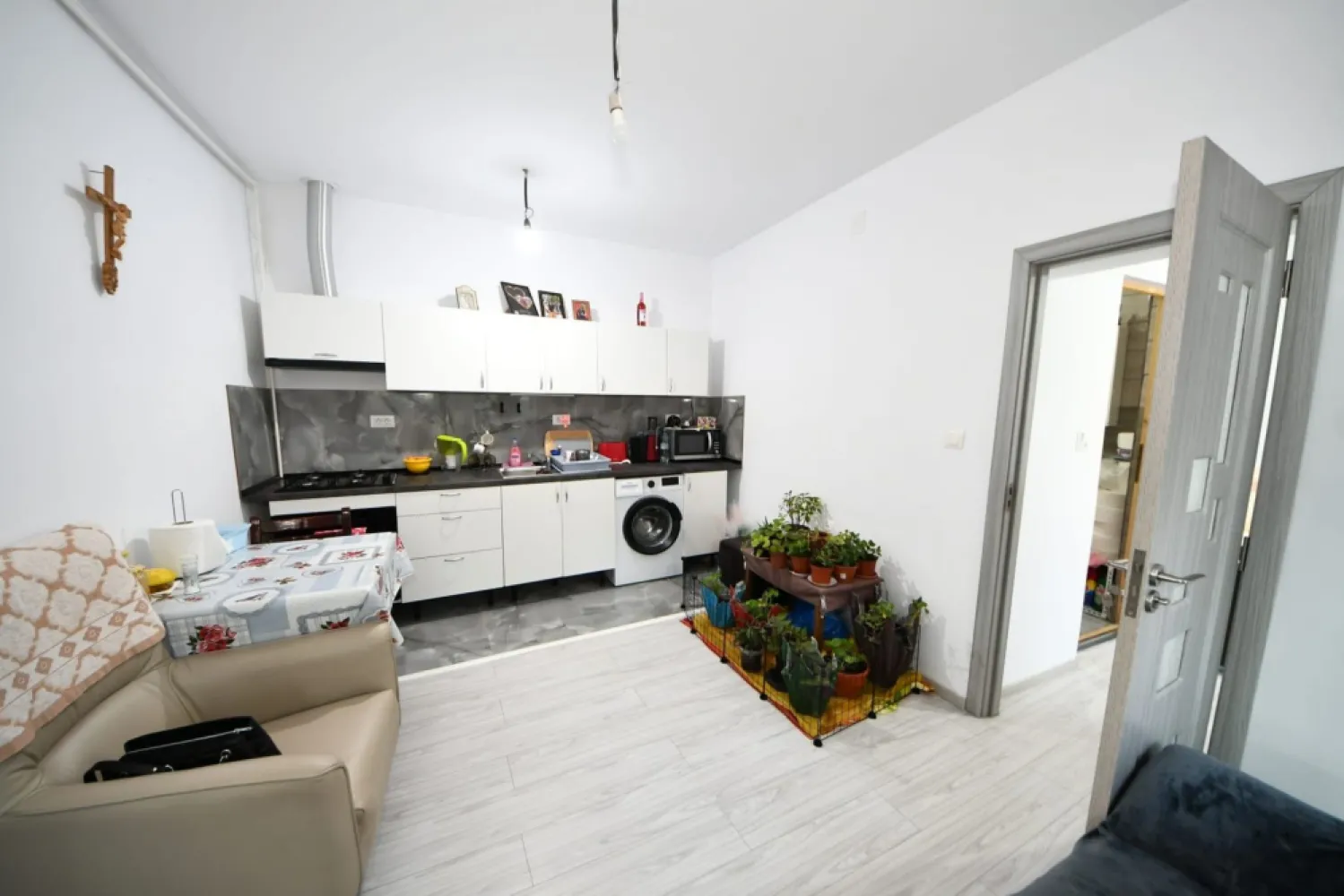 De vanzare casa cu 3 apartamente + anexa 75 mp, Comision 0%