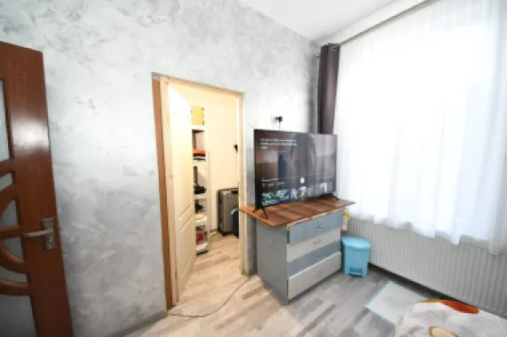 De vanzare casa cu 3 apartamente + anexa 75 mp, Comision 0%