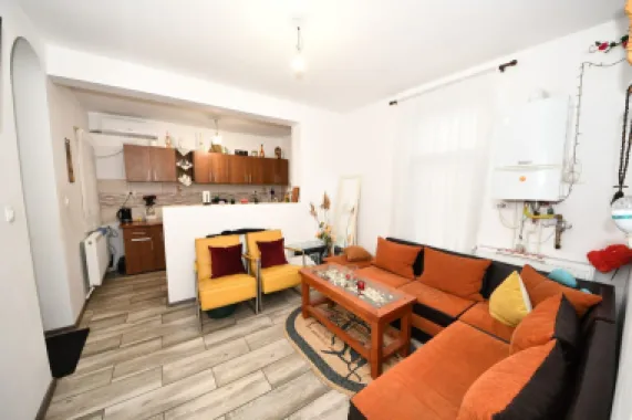 De vanzare casa cu 3 apartamente + anexa 75 mp, Comision 0%