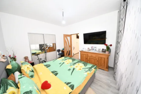 De vanzare casa cu 3 apartamente + anexa 75 mp, Comision 0%