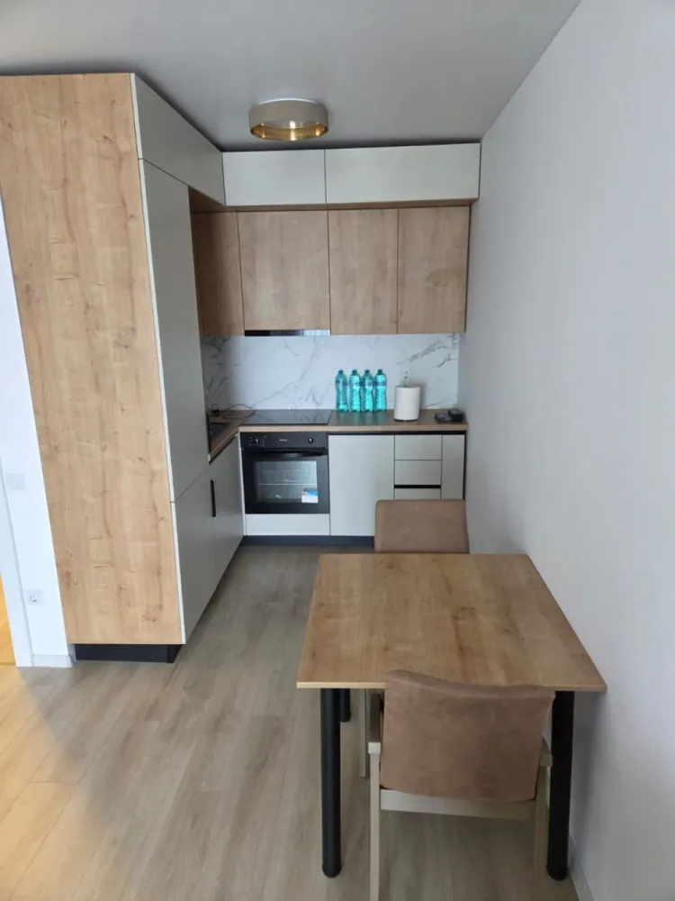 Apartament 2 camere – Central Park – Etaj 6 – 53 mp - Agentia MAG Invest va ofera spre vanzare un apartament modern cu 2 camere, situat in ansamblul rezidential Central Park, la etajul 6 al unui imobil recent construit. Locuinta are o suprafata de 53 mp si se vinde mobilata si utilata, fiind pregatita pentru mutare imediata. Caracteristici: Suprafata utila: 53 mp Living spatios si dormitor luminos Bucatarie complet utilata Finisaje moderne si mobilier de calitate Imobil cu lift si acces securizat Zona centrala, cu toate facilitatile in apropiere Pret vanzare: 110.000 euro Pentru detalii si vizionari: MAG Invest – Ene Liliana Telefon: 0746 252 252 }}