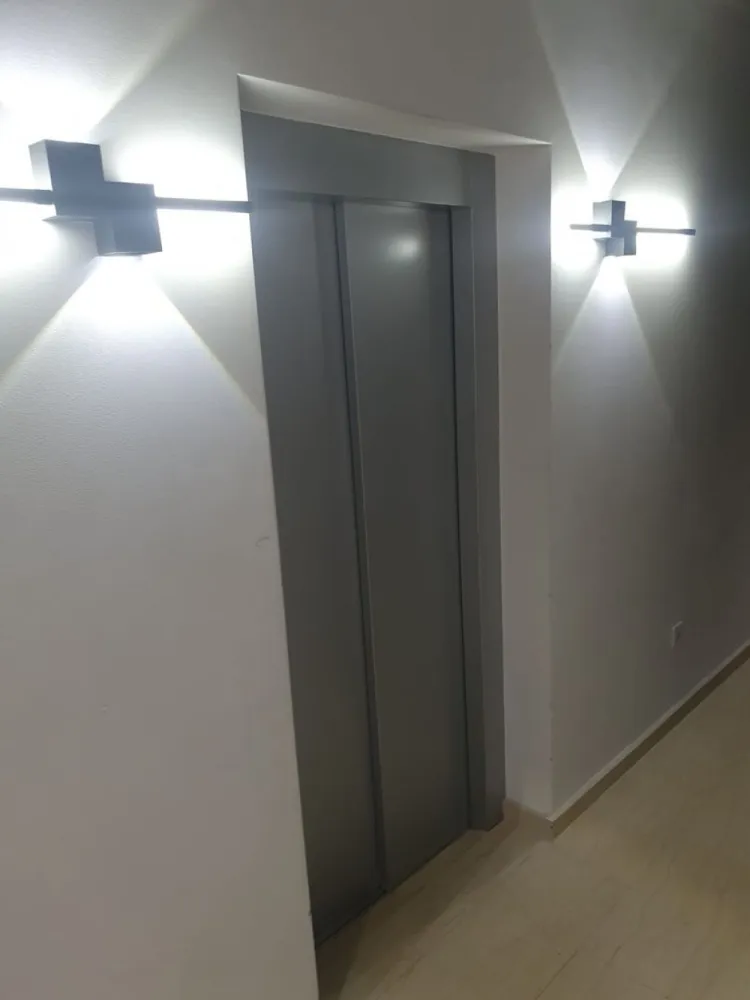 Apartament 2 camere – Central Park – Etaj 6 – 53 mp - Agentia MAG Invest va ofera spre vanzare un apartament modern cu 2 camere, situat in ansamblul rezidential Central Park, la etajul 6 al unui imobil recent construit. Locuinta are o suprafata de 53 mp si se vinde mobilata si utilata, fiind pregatita pentru mutare imediata. Caracteristici: Suprafata utila: 53 mp Living spatios si dormitor luminos Bucatarie complet utilata Finisaje moderne si mobilier de calitate Imobil cu lift si acces securizat Zona centrala, cu toate facilitatile in apropiere Pret vanzare: 110.000 euro Pentru detalii si vizionari: MAG Invest – Ene Liliana Telefon: 0746 252 252 }}