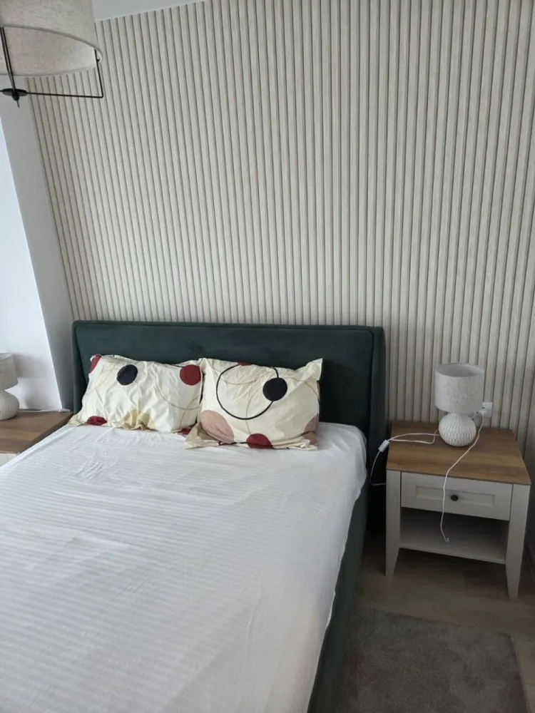 Apartament 2 camere – Central Park – Etaj 6 – 53 mp - Agentia MAG Invest va ofera spre vanzare un apartament modern cu 2 camere, situat in ansamblul rezidential Central Park, la etajul 6 al unui imobil recent construit. Locuinta are o suprafata de 53 mp si se vinde mobilata si utilata, fiind pregatita pentru mutare imediata. Caracteristici: Suprafata utila: 53 mp Living spatios si dormitor luminos Bucatarie complet utilata Finisaje moderne si mobilier de calitate Imobil cu lift si acces securizat Zona centrala, cu toate facilitatile in apropiere Pret vanzare: 110.000 euro Pentru detalii si vizionari: MAG Invest – Ene Liliana Telefon: 0746 252 252 }}